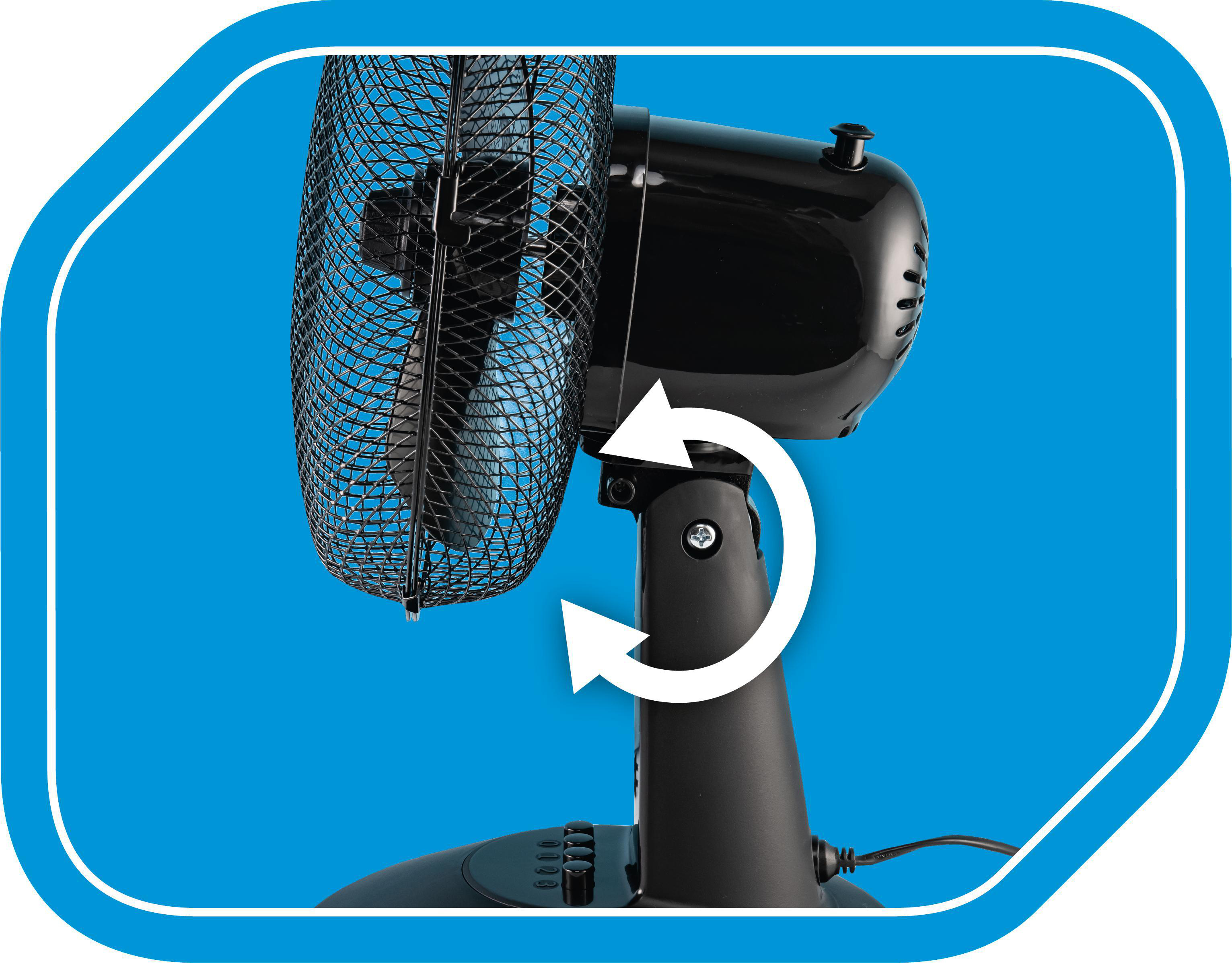 Ein schwarzer Tischventilator mit weißem Drehkreuz vor blauem Hintergrund.