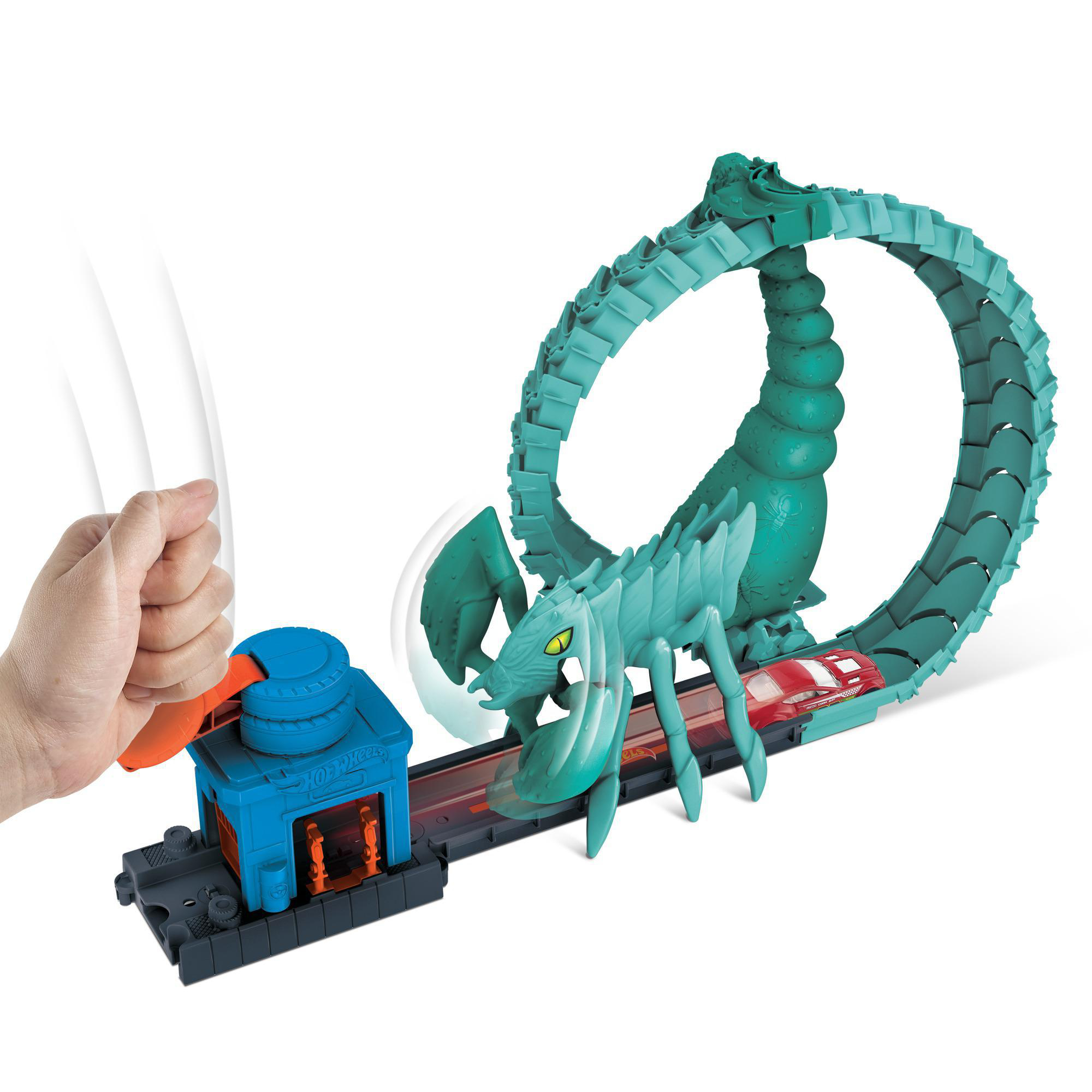 Ein Hot Wheels-Streckenset mit einem Skorpion und einem Auto. Eine Hand ist dabei, das Auto zu starten. Die Strecke ist türkis und das Auto rot.