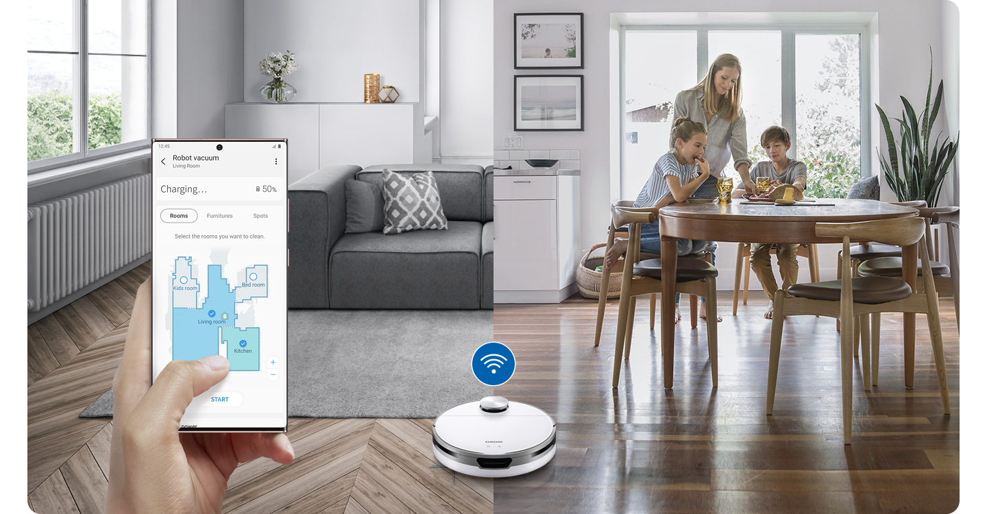 Een hand die een telefoon vasthoudt met een smart home app, een robotstofzuiger die een woonkamer schoonmaakt.