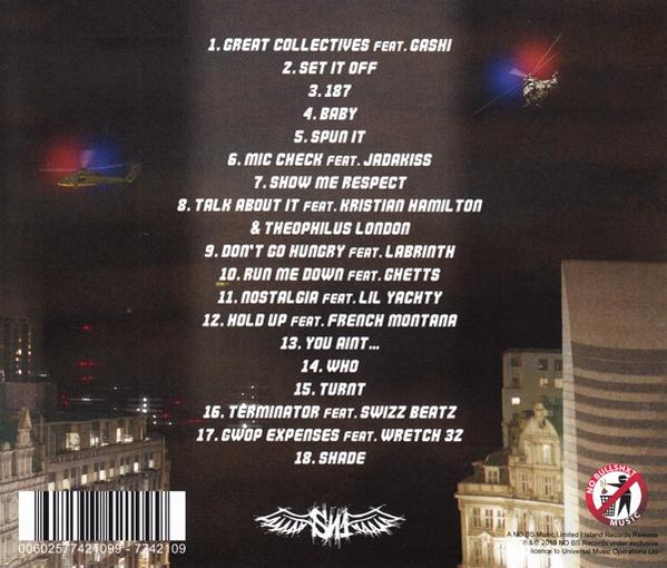 Albumhoes met tracklist. Tekst bevat songtitels en artiestennamen tegen donkere achtergrond.