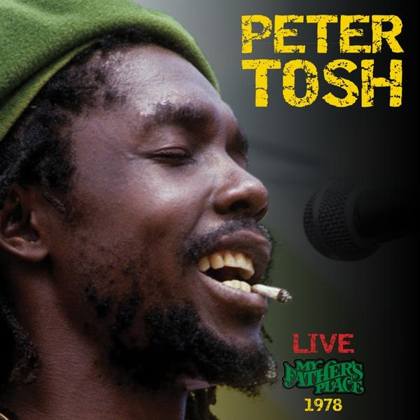 Pochette d'album de Peter Tosh, souriant, avec un micro et le texte 'LIVE'.