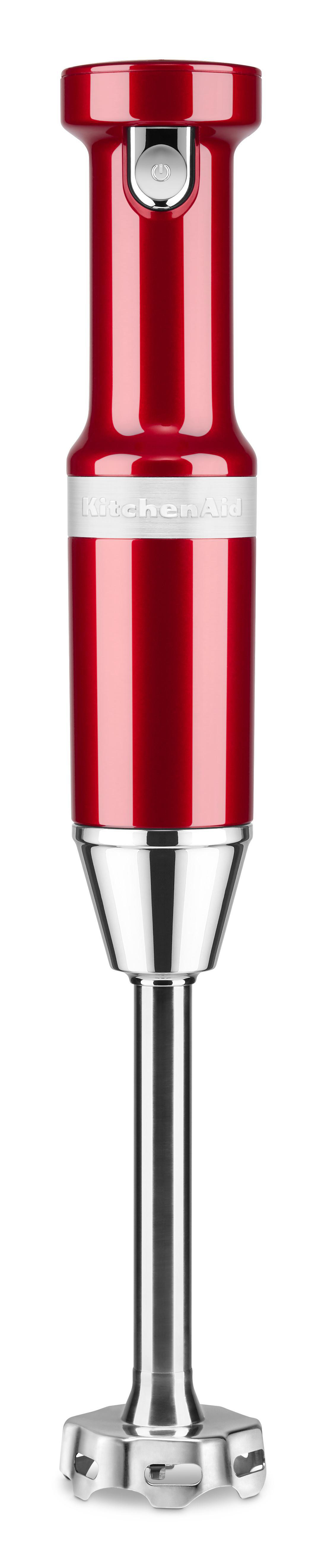 Roter KitchenAid-Stabmixer auf weißem Hintergrund. Silberner Sockel und KitchenAid-Logo.