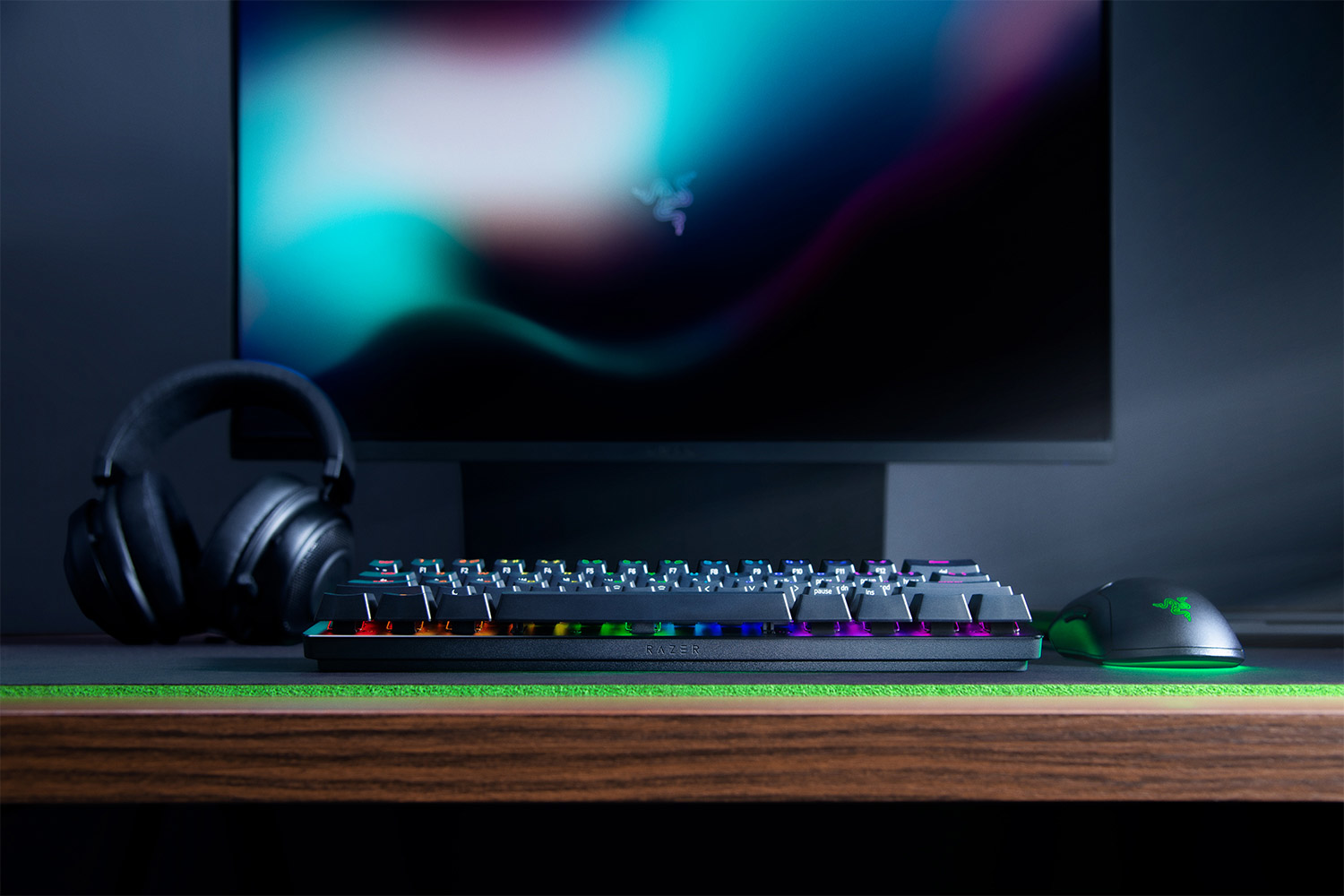 Un'impostazione da scrivania con tastiera, mouse, cuffie e un monitor.