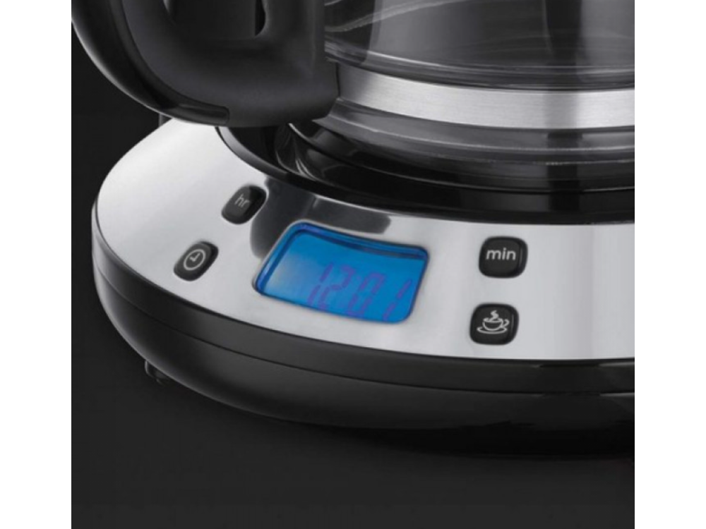 Primer plano de la base de una cafetera con una pantalla digital azul que muestra la hora y botones.
