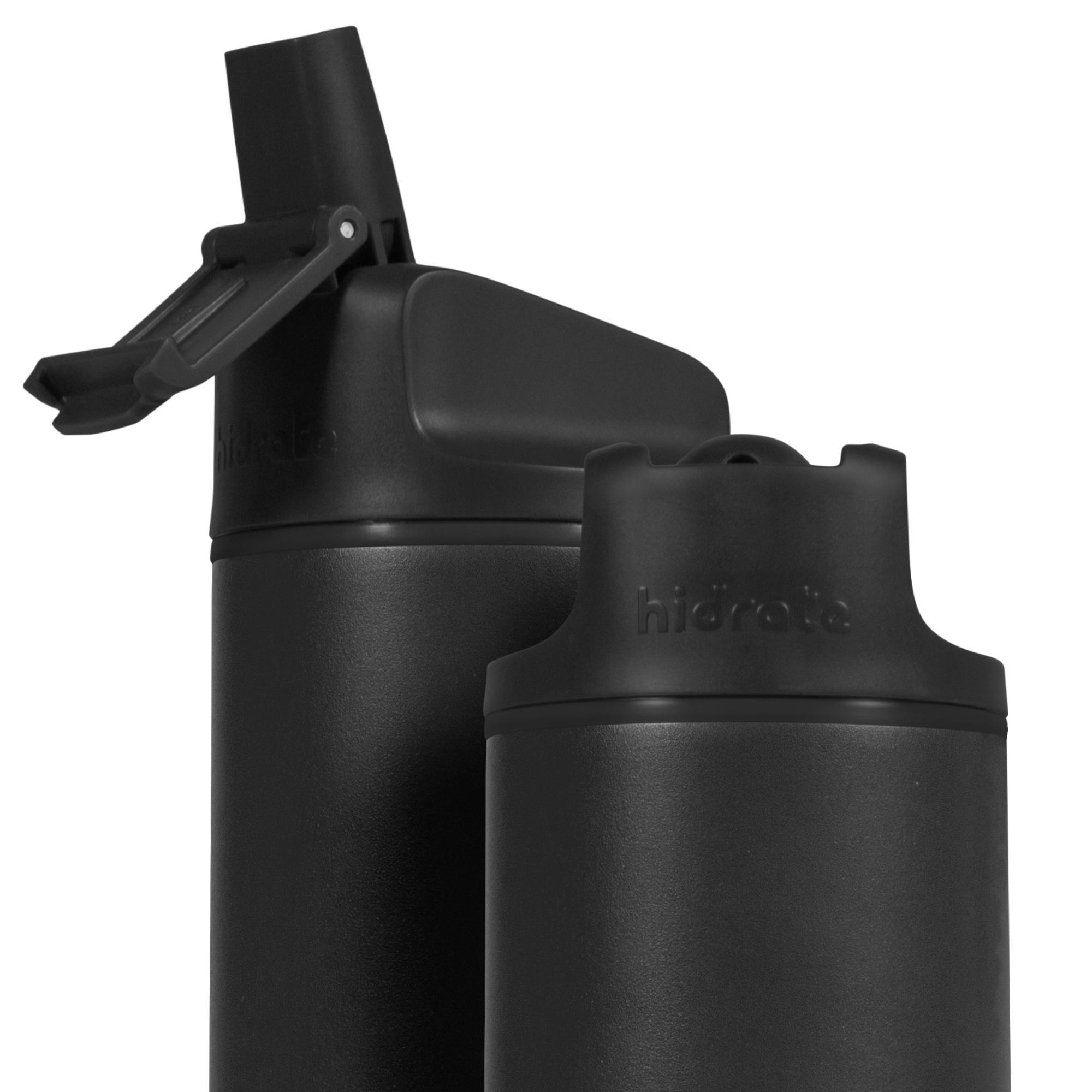 Zwei schwarze Wasserflaschen mit unterschiedlichen Deckeldesigns.