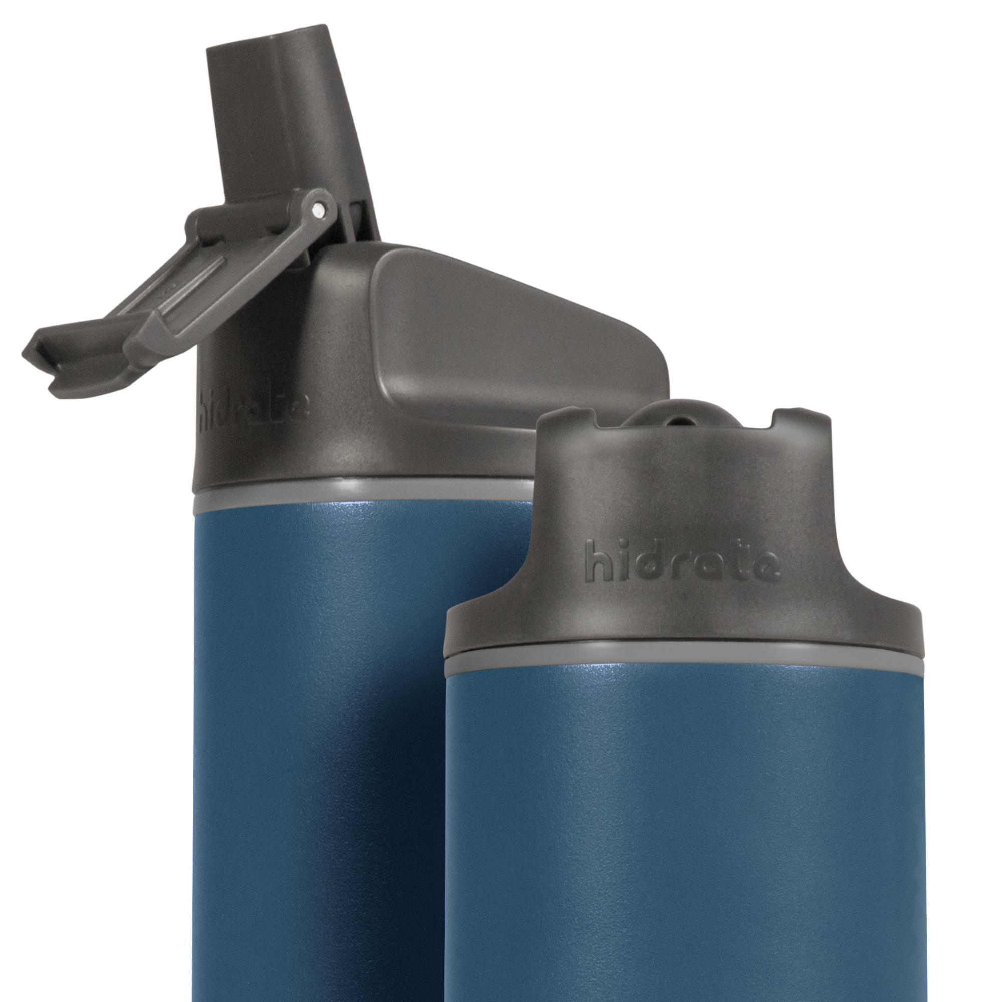 Zwei blaue Wasserflaschen mit schwarzen Deckeln. Eine hat einen offenen Deckel und einen weißen Markennamen.