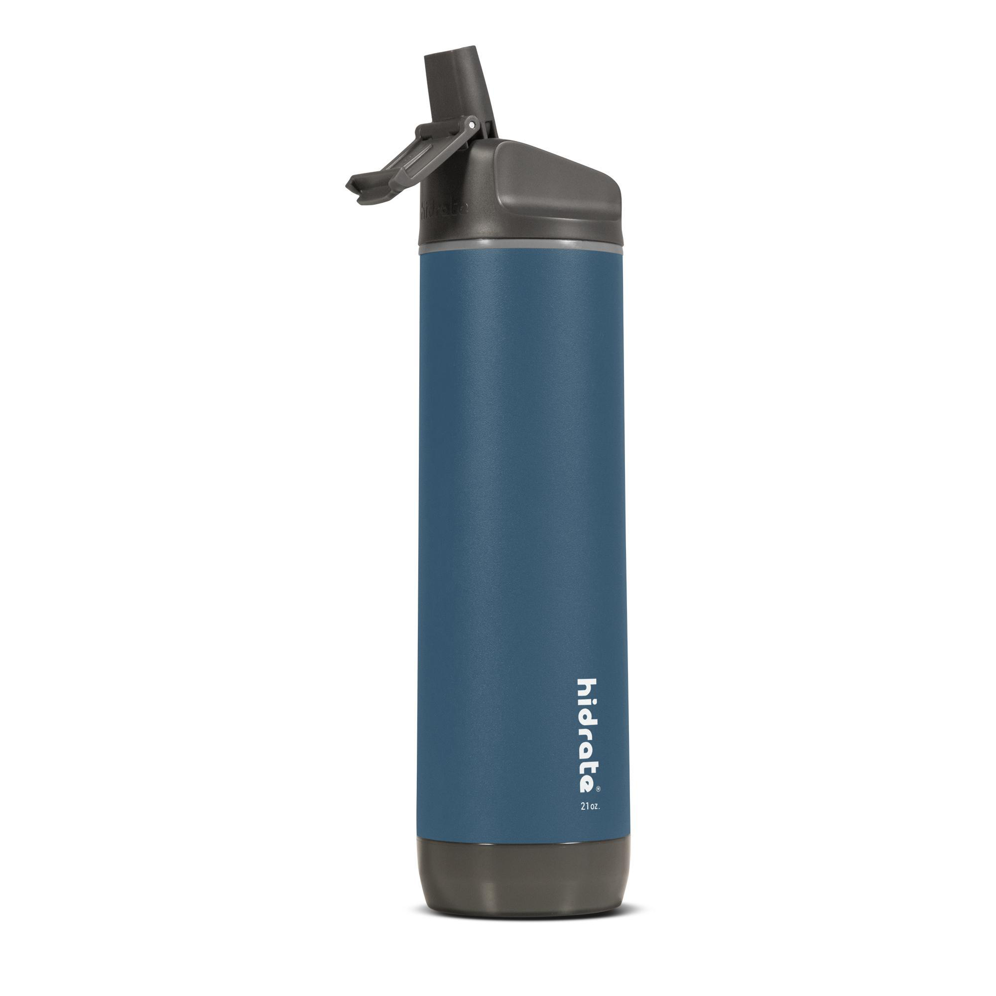 Eine blaue Wasserflasche mit schwarzem Deckel und silbernem Boden. Der Markenname 'hidrate' ist sichtbar.