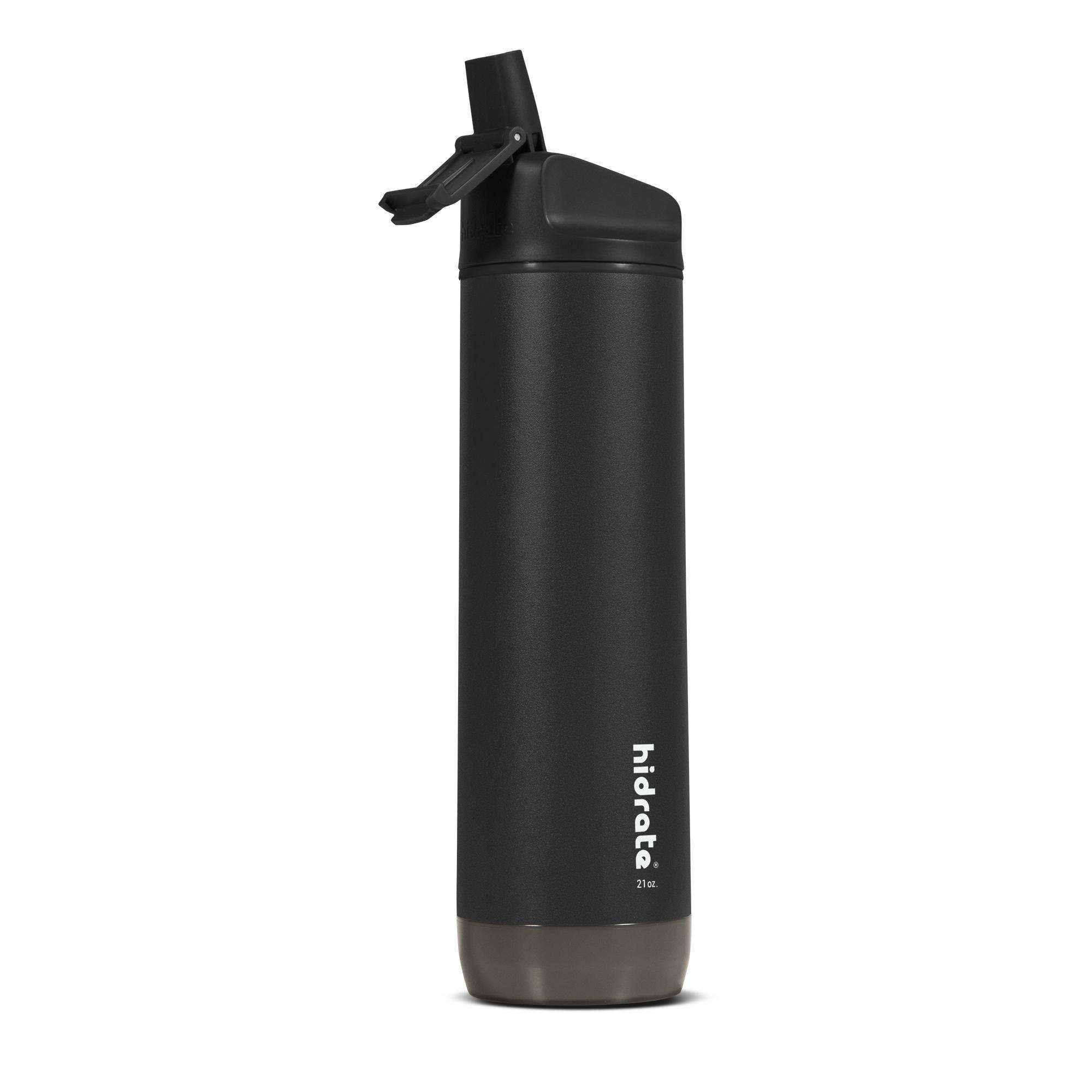 Eine schwarze Wasserflasche mit Klappdeckel. Die Flasche hat ein weißes Logo.