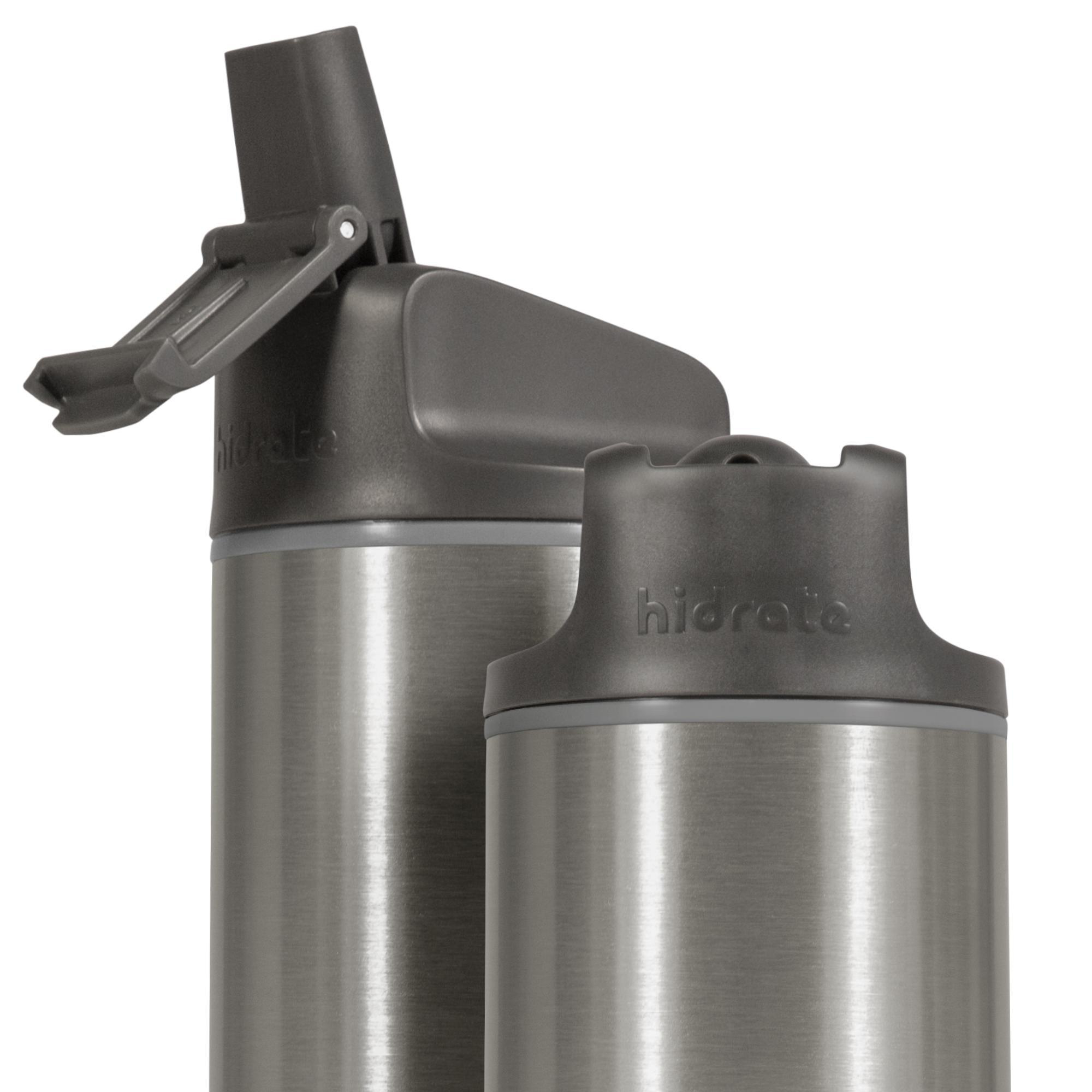 Zwei graue Wasserflaschen. Eine hat einen offenen Deckel. Beide haben das Wort 'hidrate'.