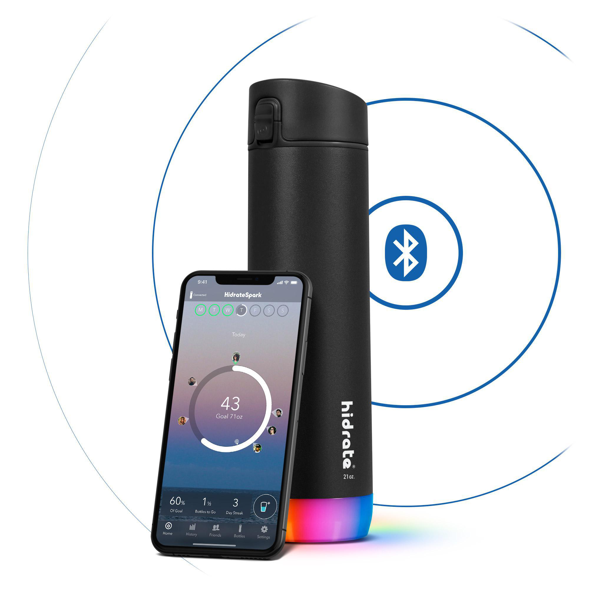 Schwarze Wasserflasche mit einem Smartphone. Das Smartphone zeigt eine App mit einem Wasseraufnahme-Ziel.
