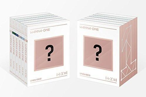 Két egyforma fehér doboz kérdőjellel és a 'Wanna One' felirattal.