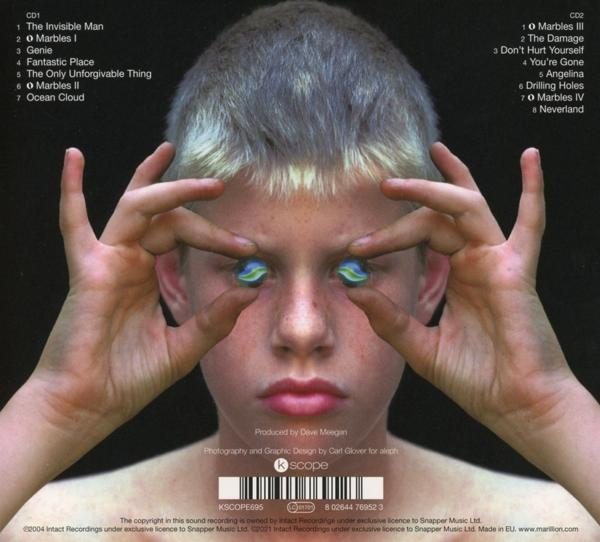 Albumcover mit einer Person, die Murmeln vor die Augen hält.