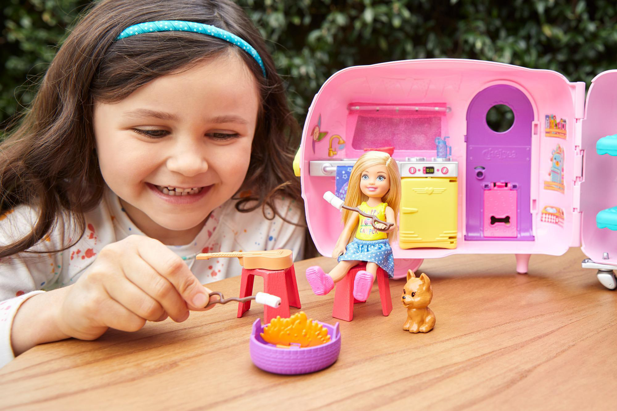 mit Hund, (blond) Spielset BARBIE und Spielset Camper Anziehpuppe Puppe Mehrfarbig Chelsea