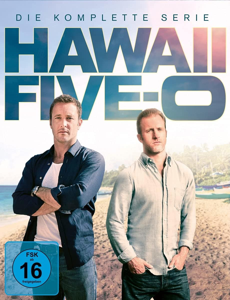 Zwei Männer vor einem Strand, über ihnen steht in blauen Buchstaben 'HAWAII FIVE-0'.