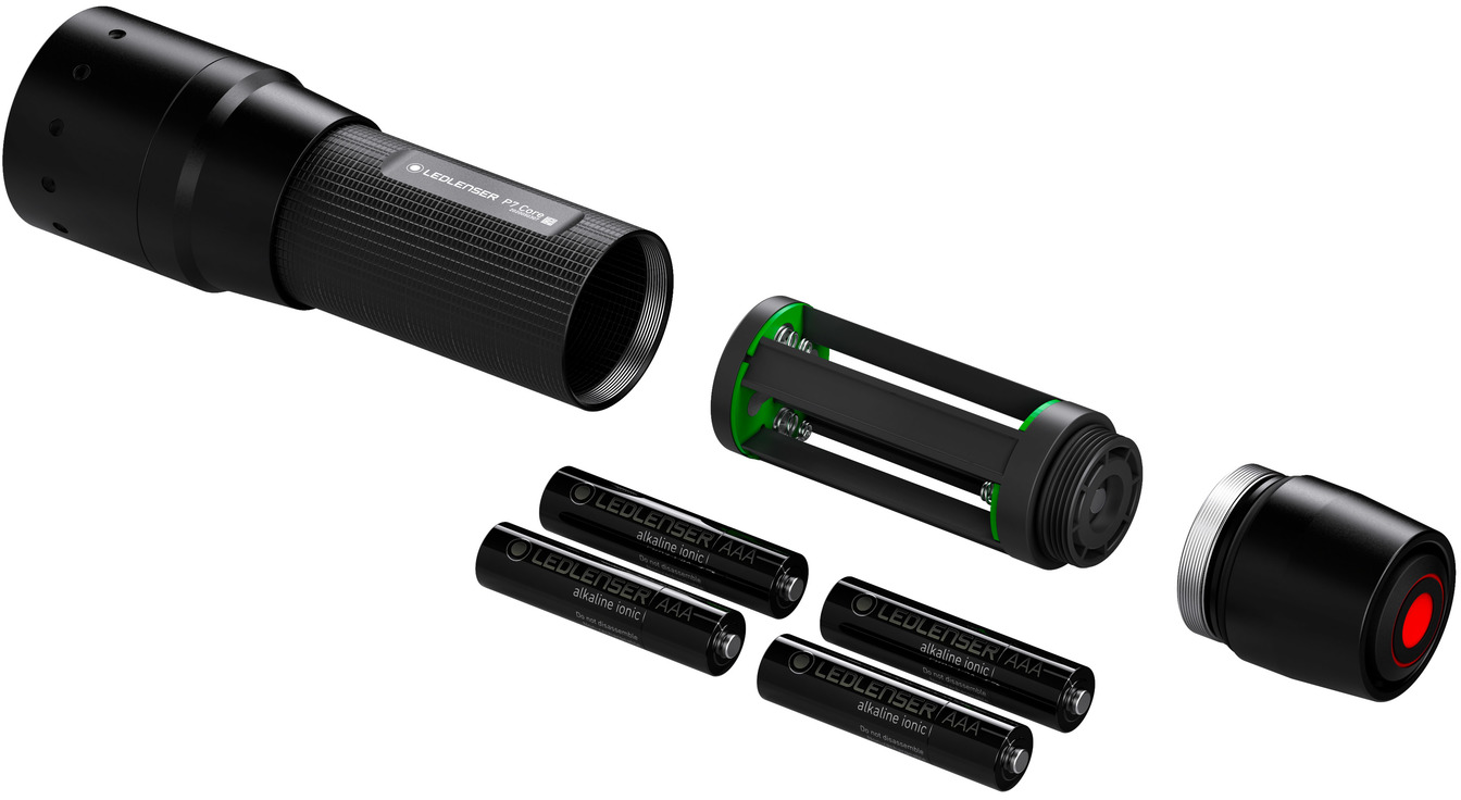 Torcia nera smontata con batterie e tappo rosso. Le parti sono disposte.