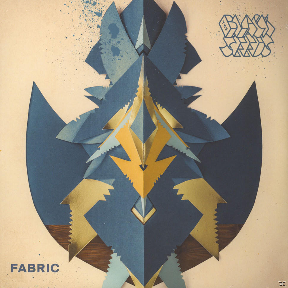 Absztrakt papírművészet kék és arany tónusokban, "The Black Seeds" és "FABRIC" felirattal.
