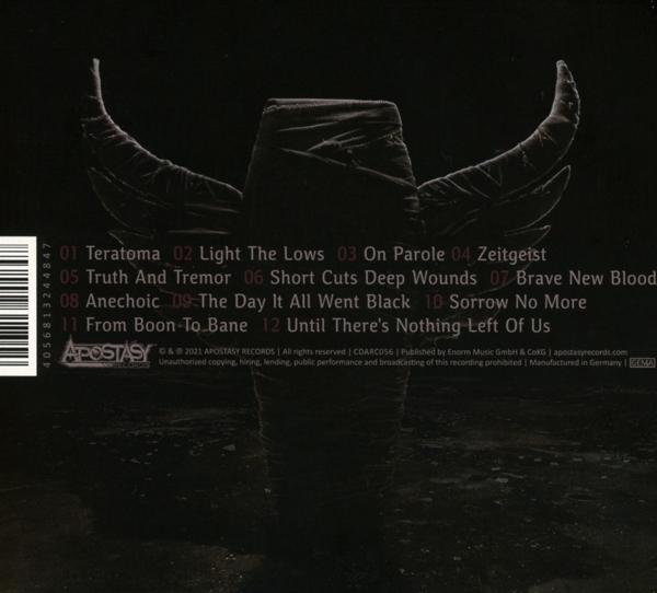 Albumcover, schwarz mit geflügelten Hörnern, Text mit Titelliste.