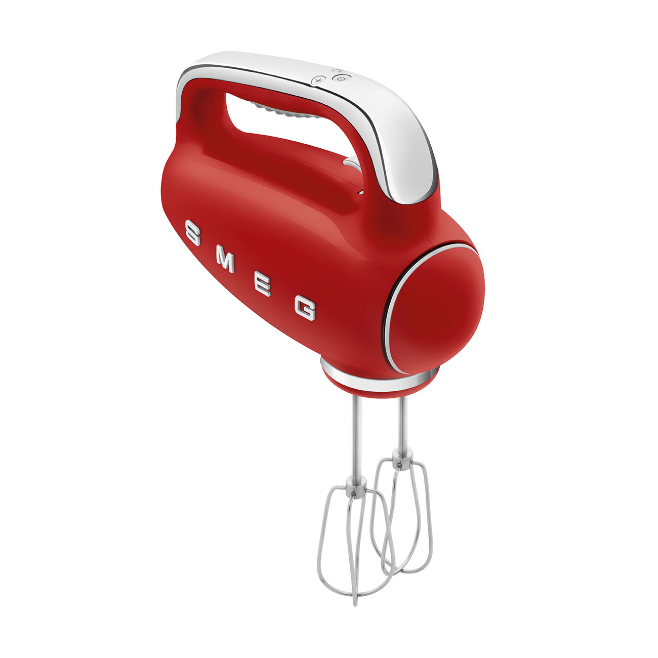 Roter Smeg Handmixer mit silbernen Akzenten, von der Seite betrachtet.