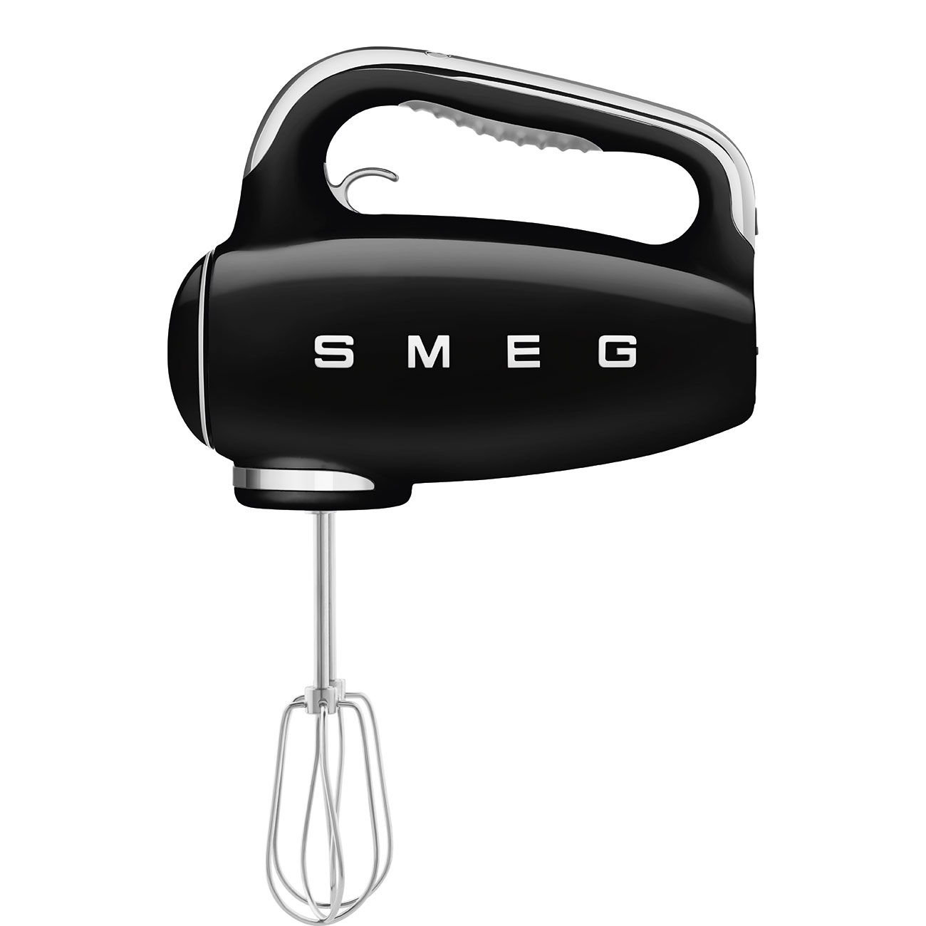 Ein schwarzer Smeg Handmixer mit silbernem Schneebesenaufsatz auf weißem Hintergrund.