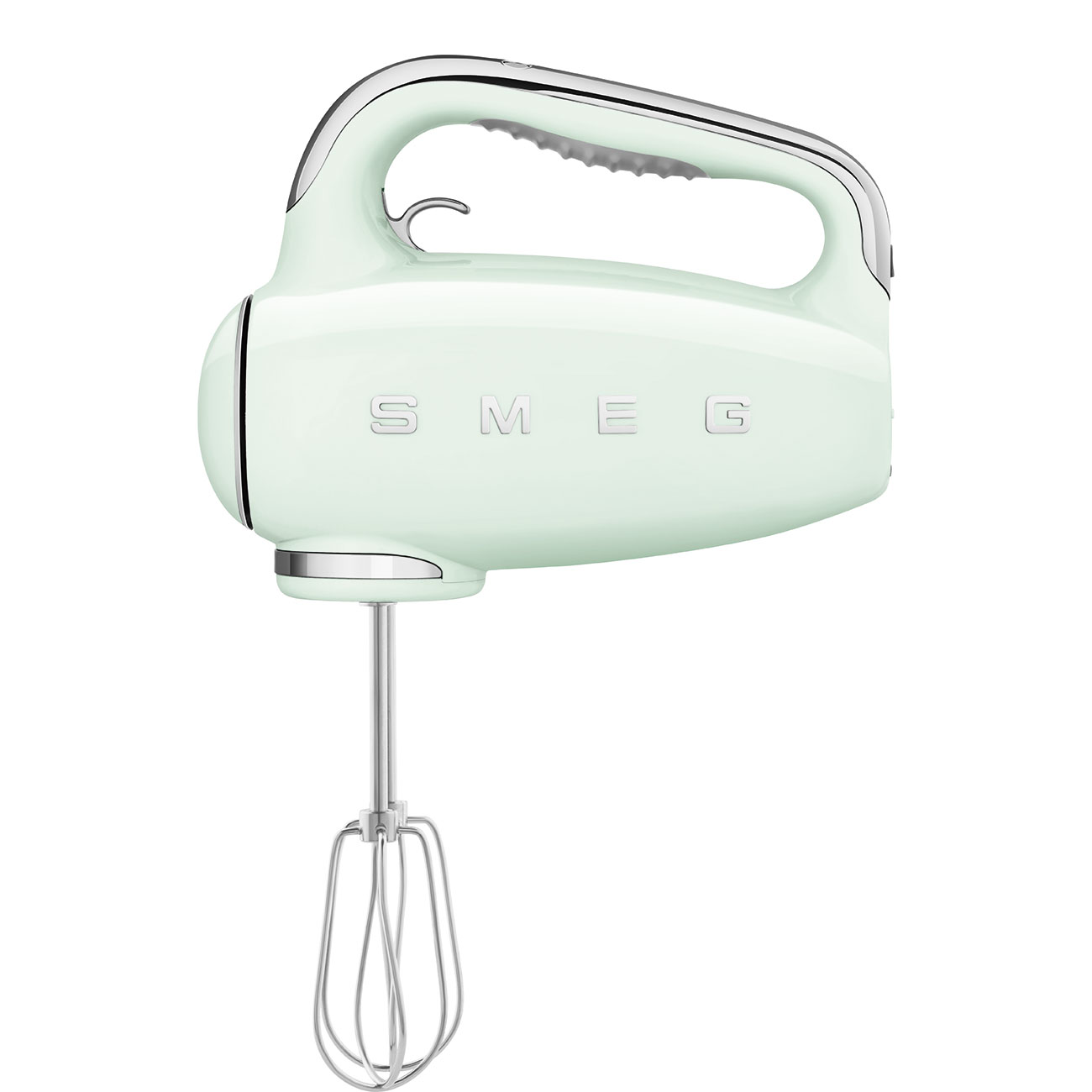 Minzgrüner Smeg Handmixer mit Chromgriff und Aufsätzen. Der Mixer steht vor weißem Hintergrund.