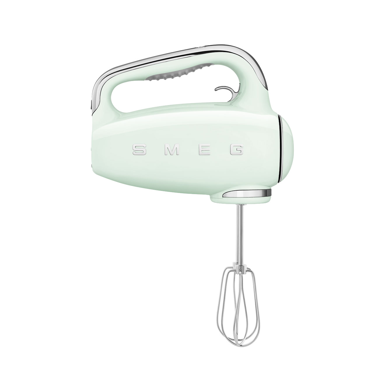 Ein hellgrüner Handmixer mit Chromgriff und Schneebesen, der Markenname SMEG ist auf dem Gehäuse zu sehen, vor weißem Hintergrund.