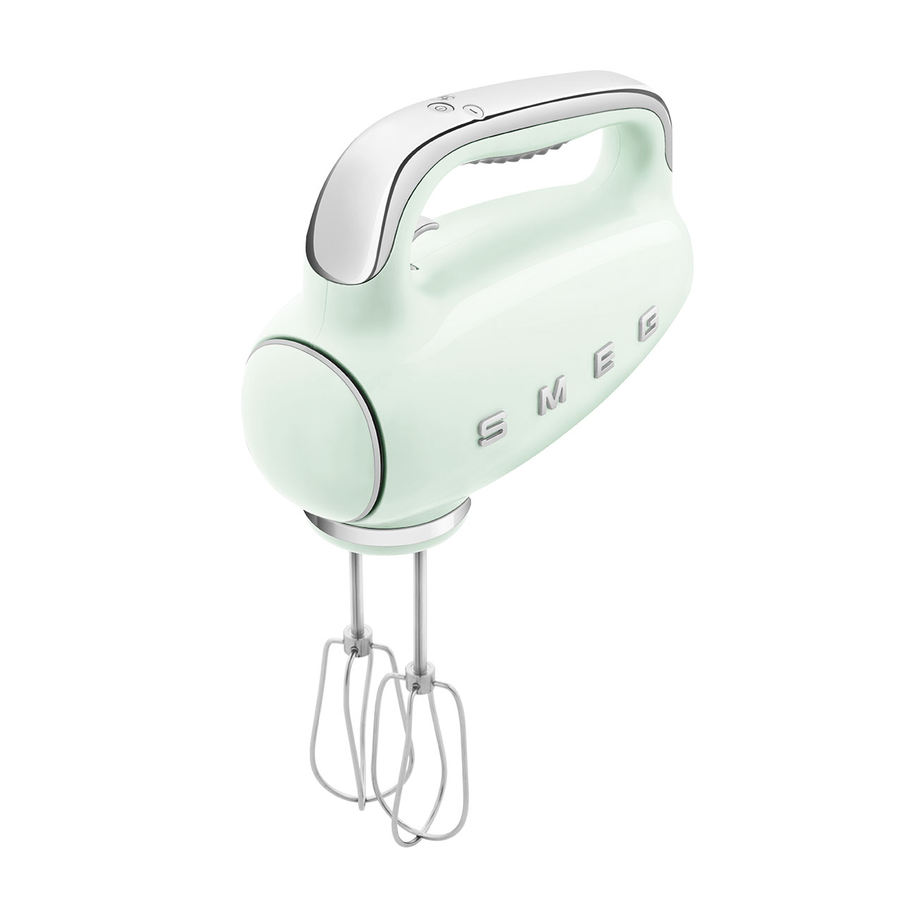 Ein hellgrüner Smeg-Handmixer mit silbernem Griff und Schneebesen, isoliert auf weißem Hintergrund.