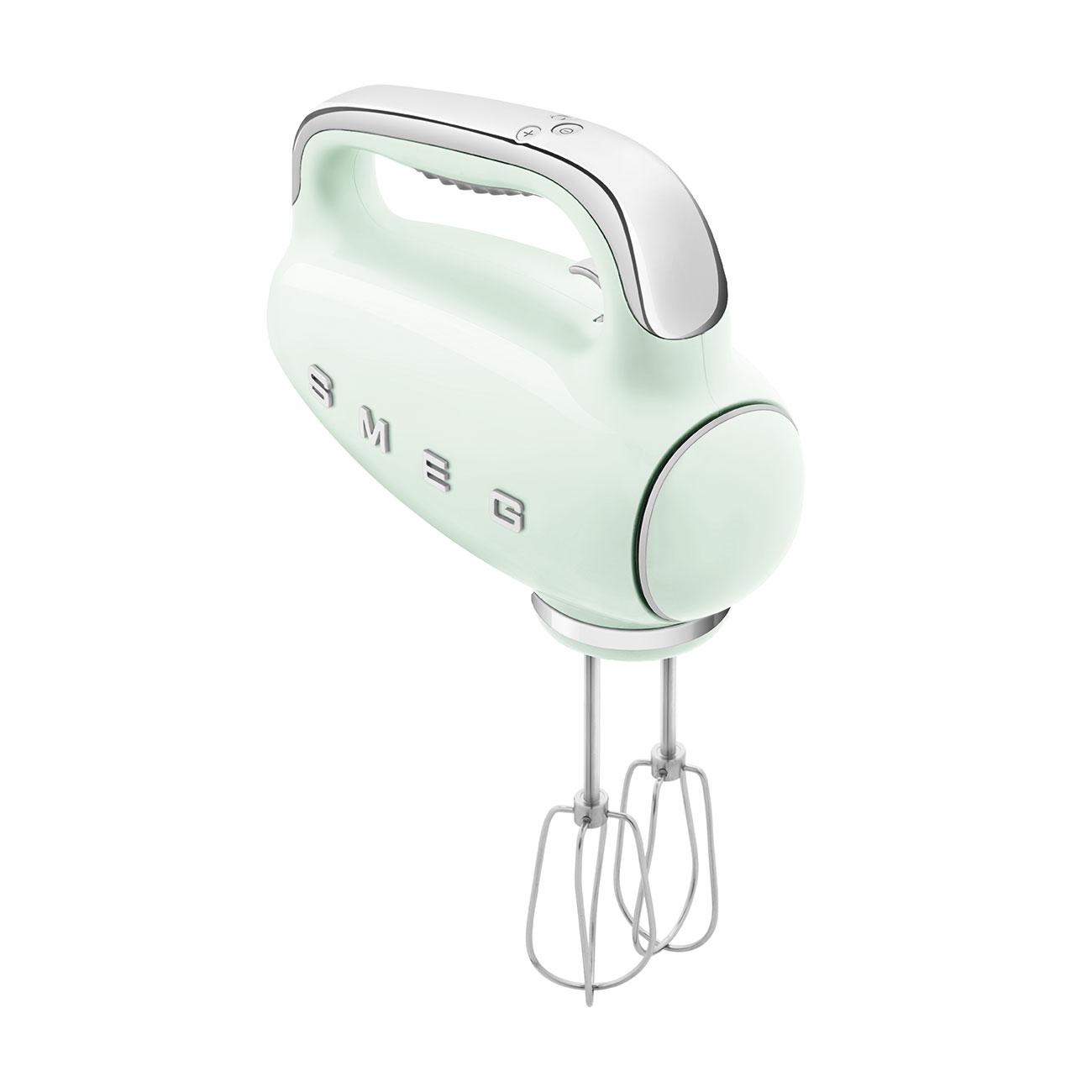 Ein mintgrüner Smeg-Handmixer mit zwei Chrom-Schlägern, auf weißem Hintergrund.