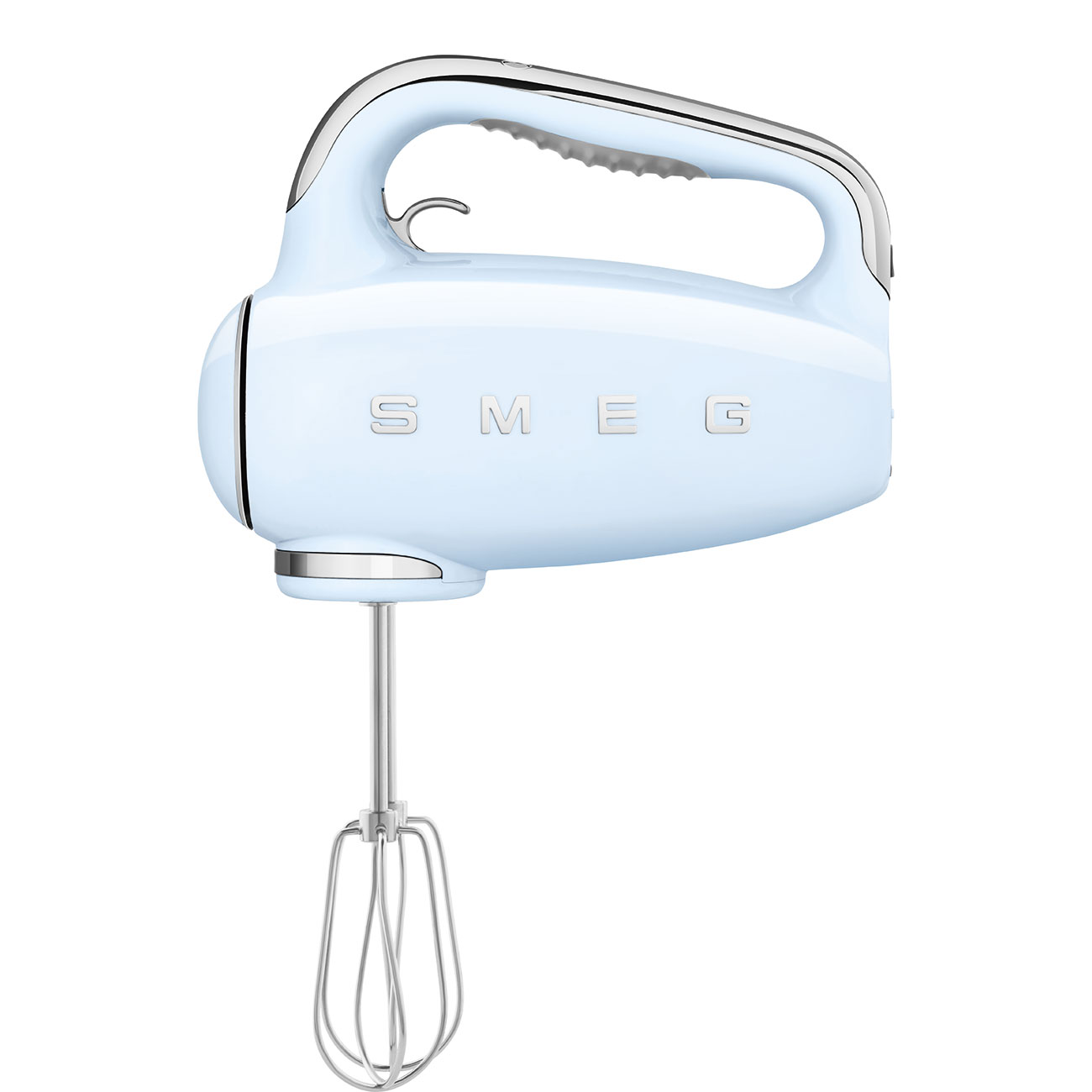 Ein hellblauer Smeg-Handmixer mit silbernen Akzenten und Schneebesenaufsatz auf weißem Hintergrund.