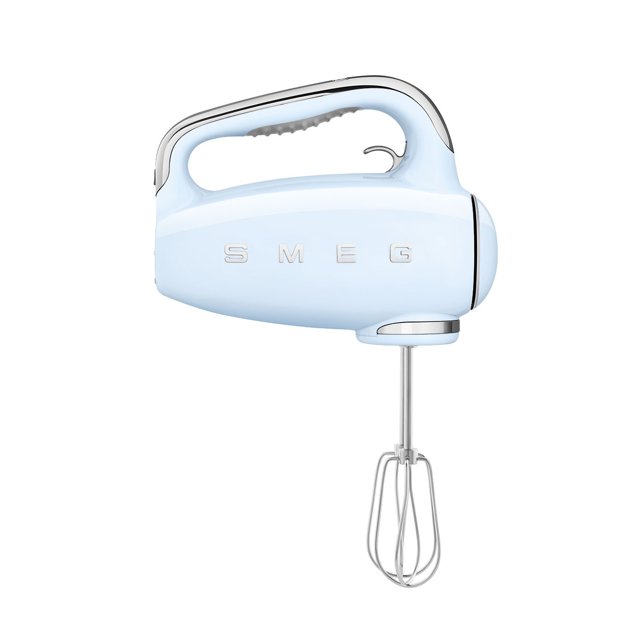 Ein hellblauer Smeg-Handmixer auf weißem Hintergrund. Er hat einen Griff, das Smeg-Logo und einen Schneebesenaufsatz.