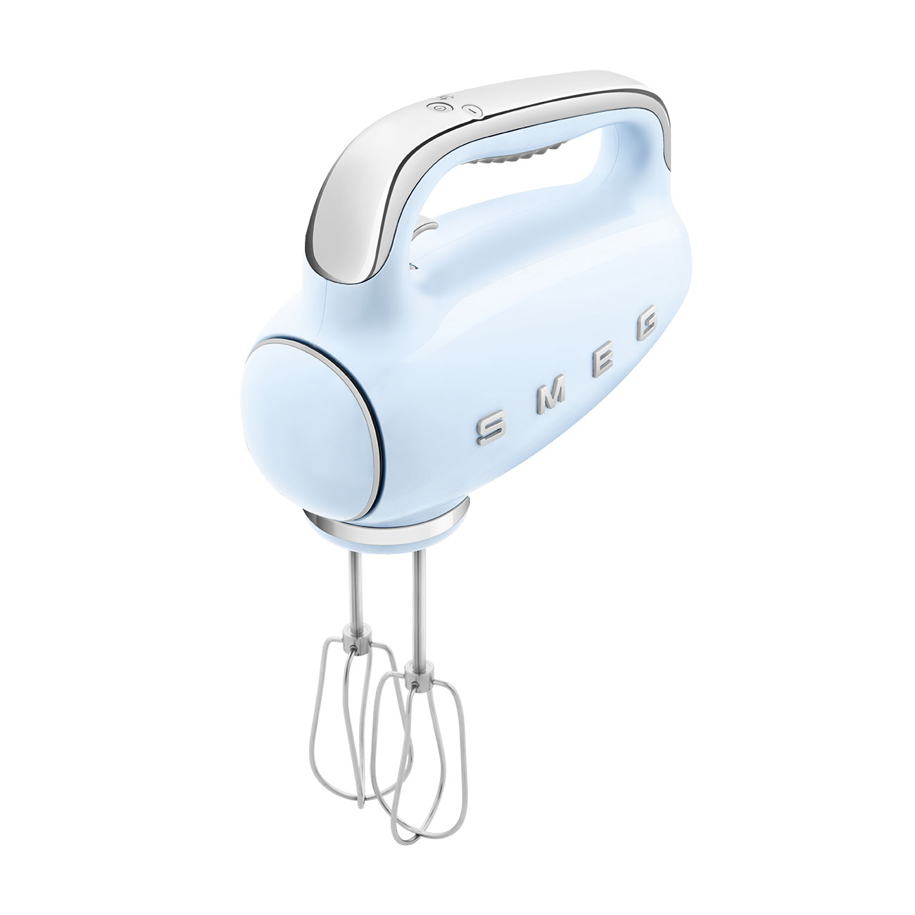 Ein hellblauer Handmixer mit weißem Griff und Chromakzenten. Es ist vor einem weißen Hintergrund.