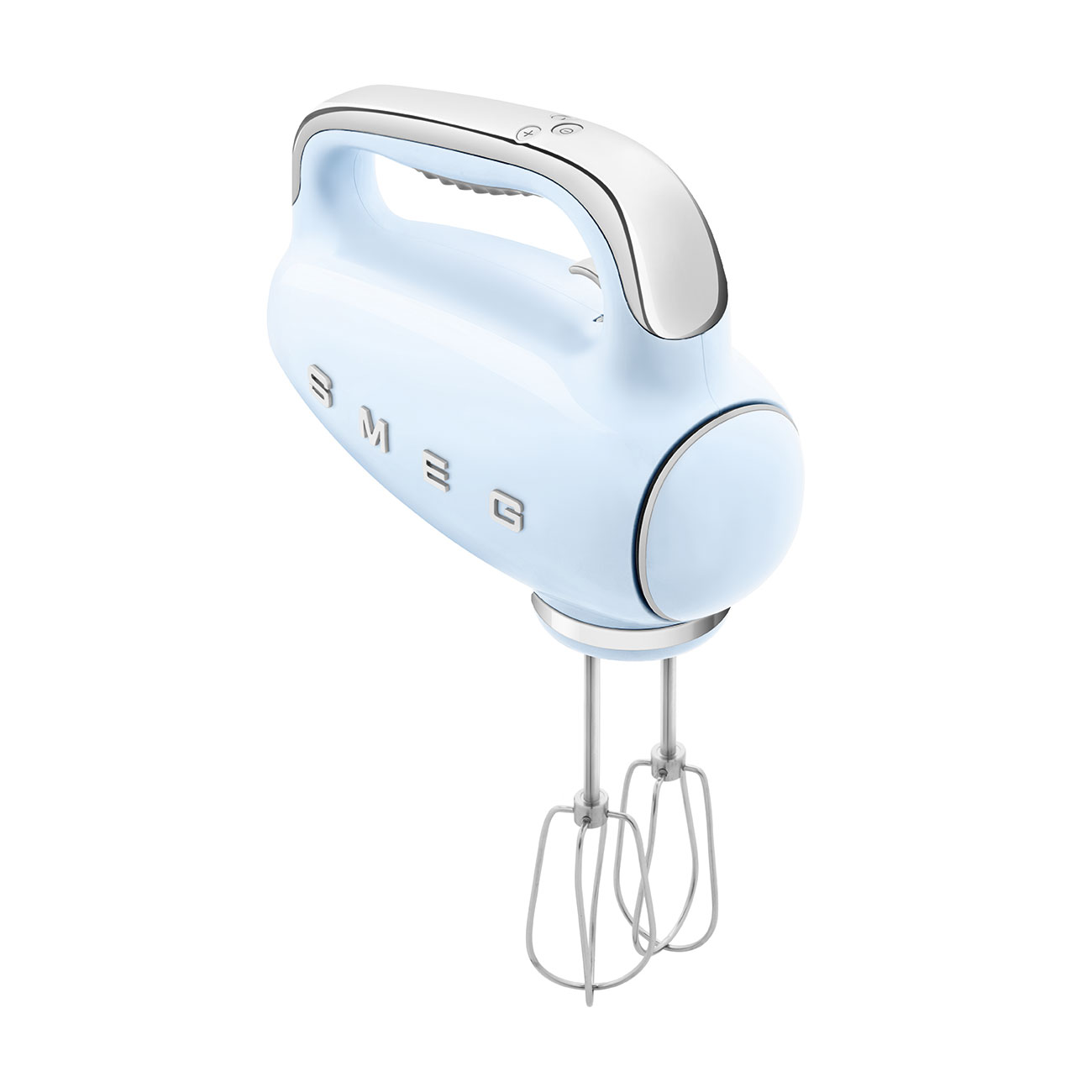 Ein hellblauer Smeg Handmixer mit silbernen Akzenten, isoliert auf Weiß.
