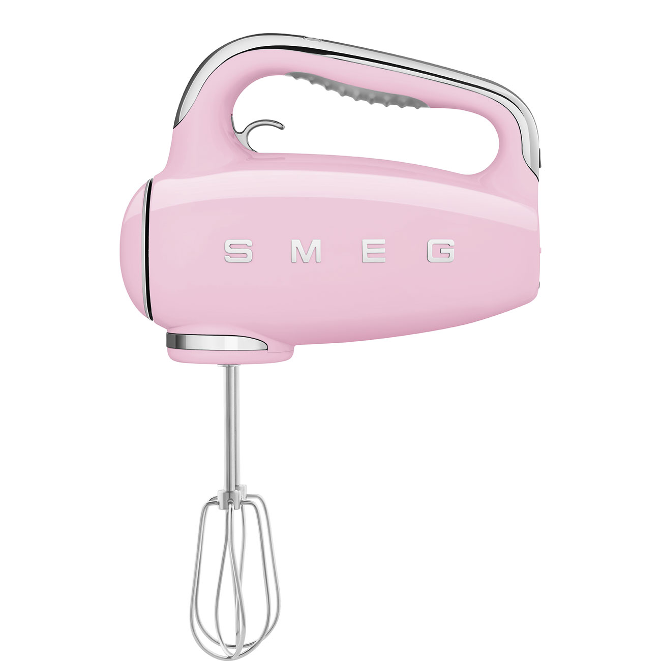 Rosa SMEG Handmixer mit Chromakzenten, Griff und Schneebesenaufsatz, auf weißem Untergrund.