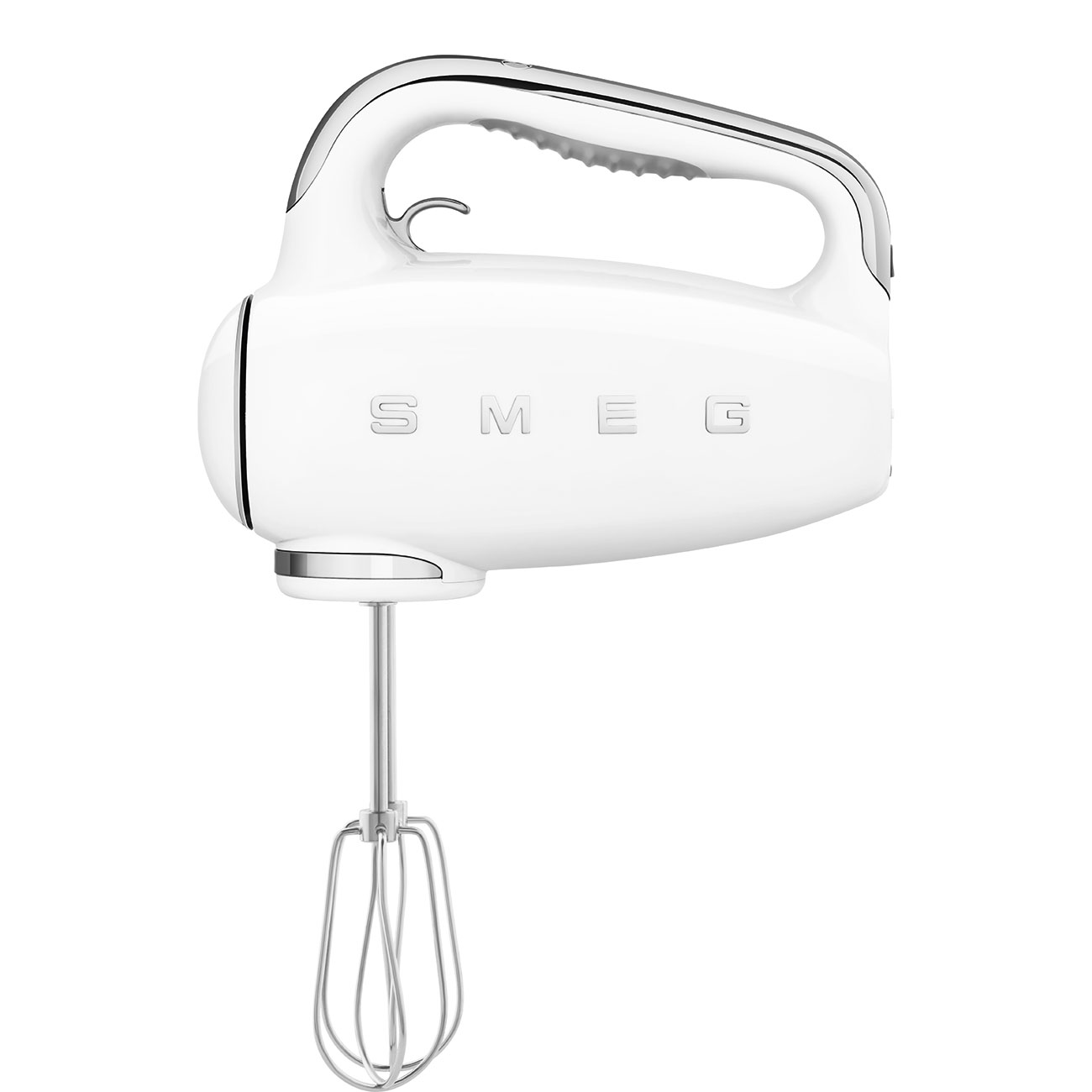 Weißer SMEG Handmixer mit Chromakzenten auf weißem Hintergrund.