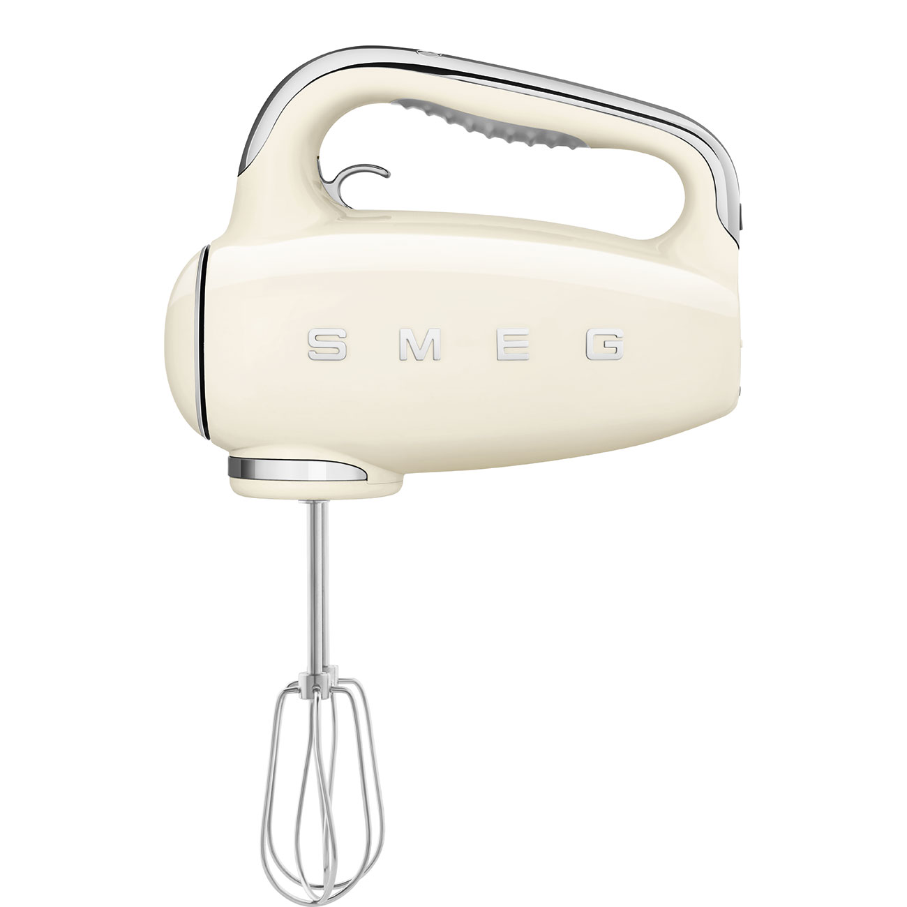 Cremefarbener Smeg Handmixer. Chromakzente und ein Schneebesenaufsatz.