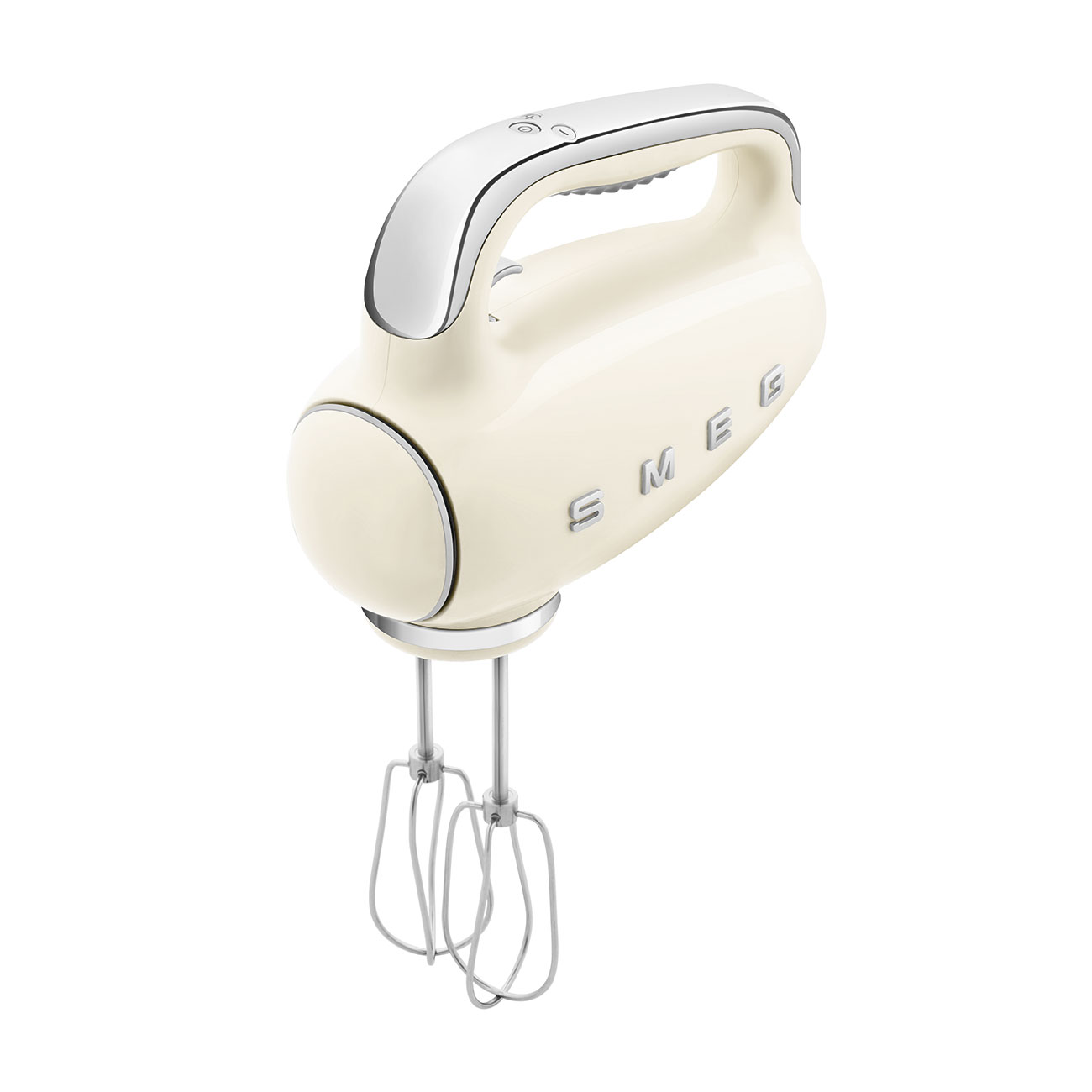 Cremefarbener Handmixer mit silbernen Akzenten. Zwei Schneebesen sind befestigt.