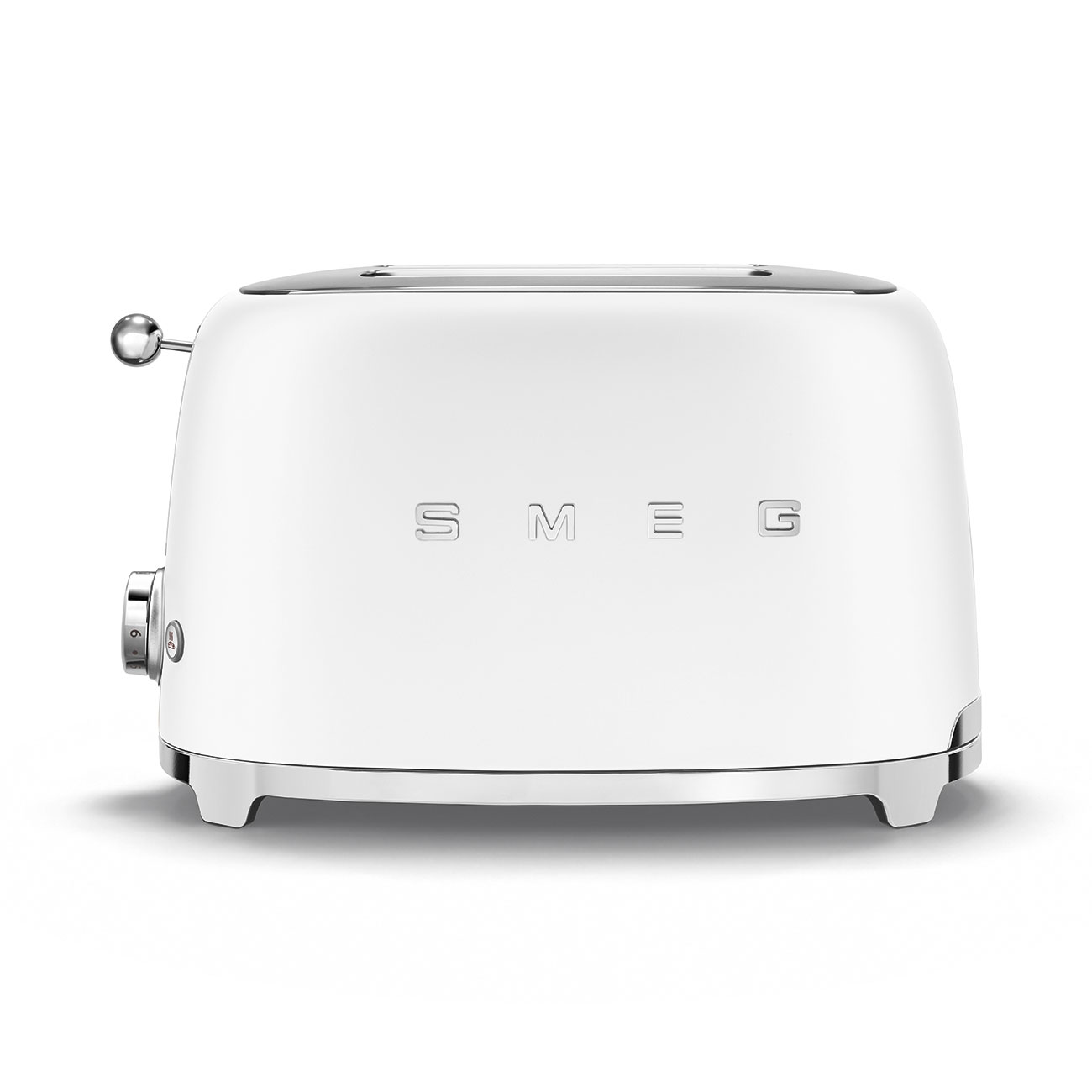 Weißer SMEG Toaster mit Chromakzenten. Der Name SMEG steht auf der Vorderseite.