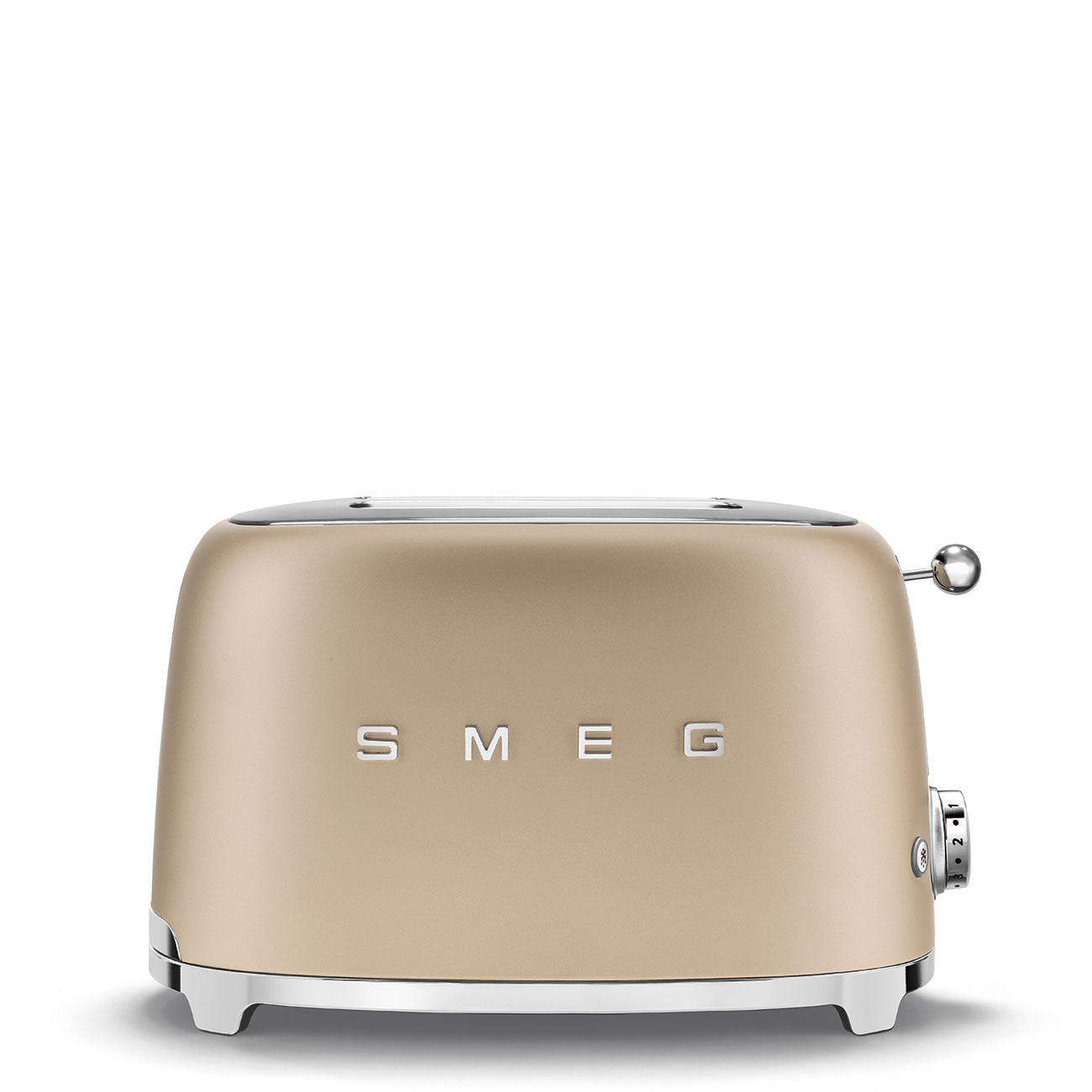 Ein beiger Smeg-Toaster steht auf weißem Hintergrund. Er hat eine Chromoberseite und -basis. Der Markenname ist sichtbar. Ein Hebel und ein Zifferblatt sind sichtbar.