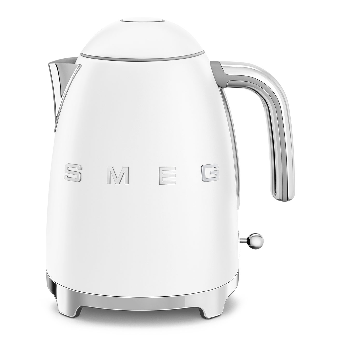 Weißer SMEG-Wasserkocher. Er hat einen gebogenen Körper, einen Griff und einen Ausguss. Das Logo ist vorne.