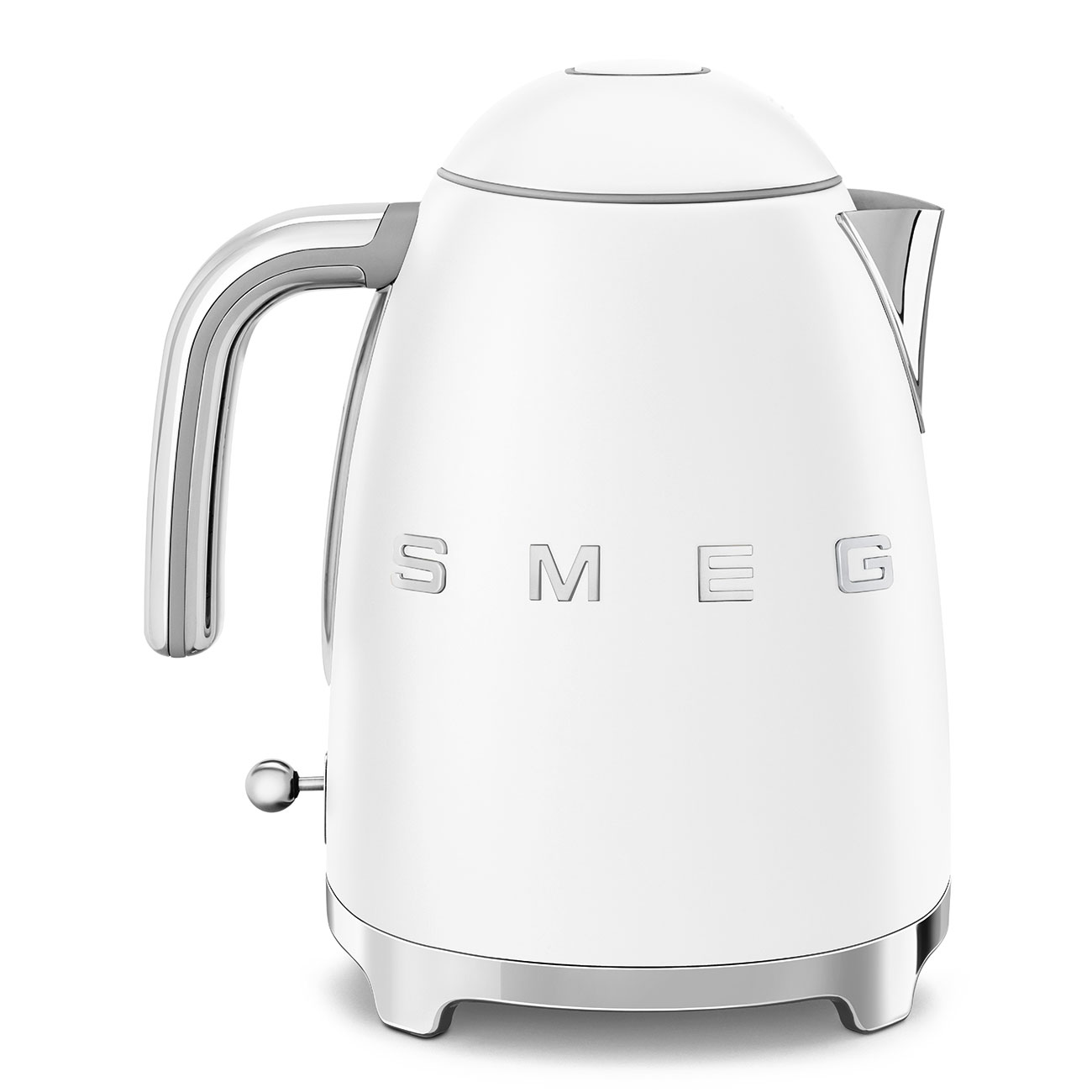 Ein weißer Wasserkocher mit Chromgriff und -fuß. Sagt 'SMEG' auf der Vorderseite.