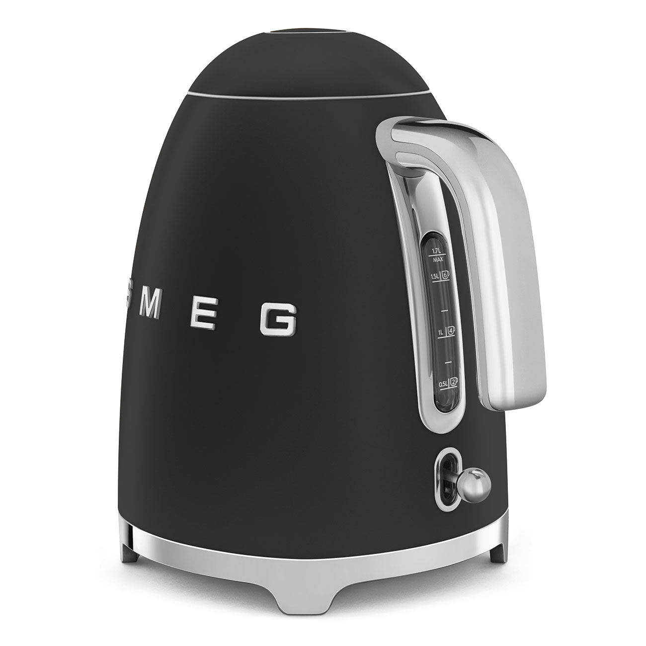 Ein schwarzer SMEG-Wasserkocher mit silbernem Griff und Sockel, auf weißem Hintergrund.