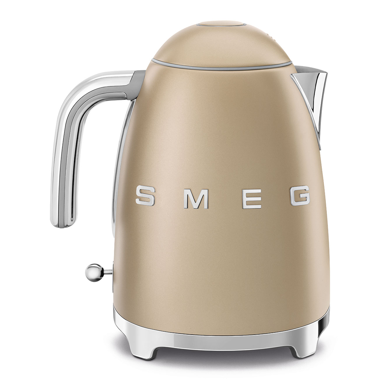 Ein beigefarbener Smeg-Wasserkocher. Er hat einen Chromgriff, Ausguss und Basisakzente. Das Wort SMEG steht auf der Vorderseite.