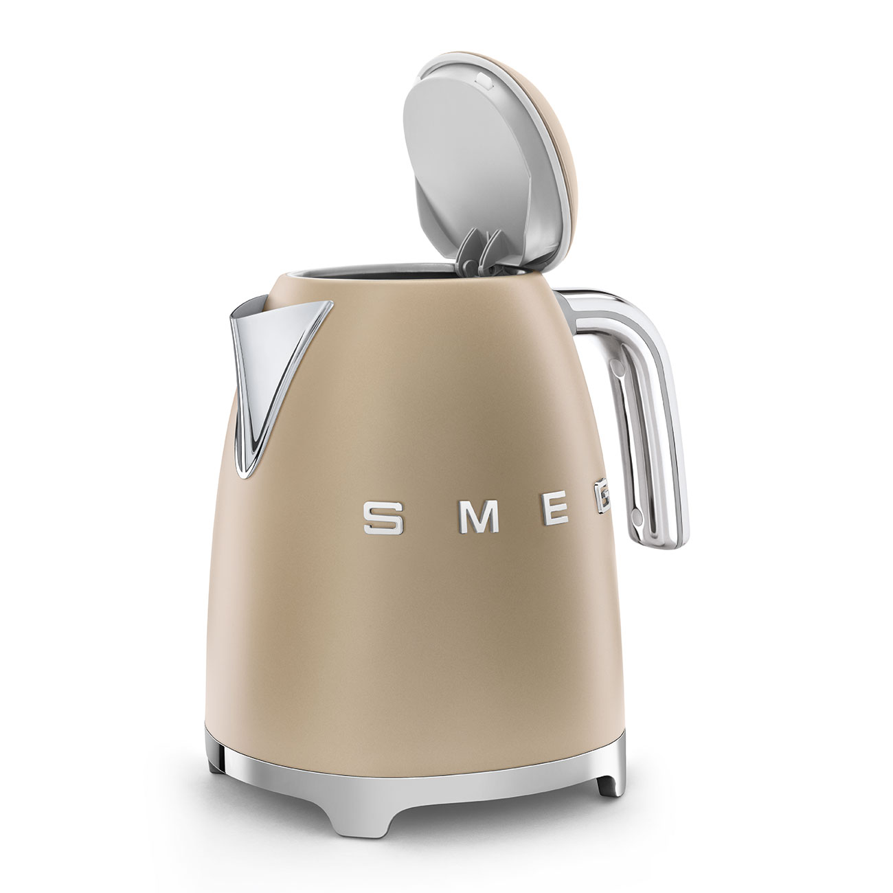 Ein beiger Smeg-Wasserkocher mit offenem Deckel. Er hat einen verchromten Griff und Boden. Der Markenname ist auf der Vorderseite sichtbar.