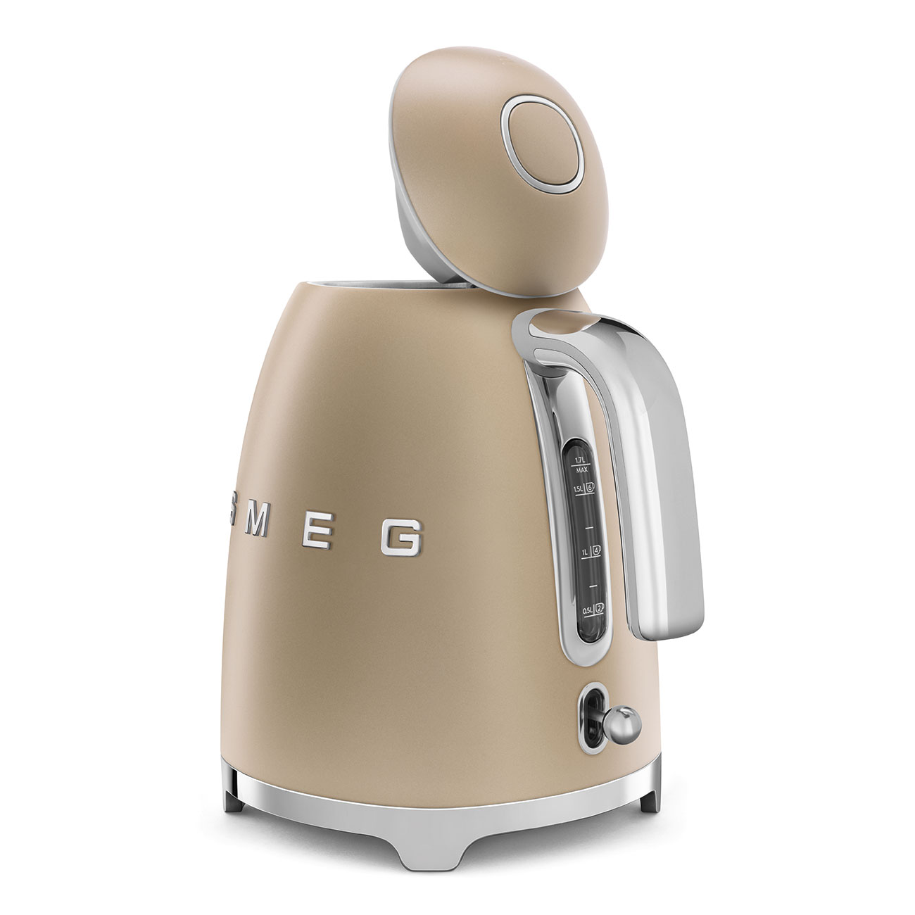 Ein beigefarbener Smeg-Wasserkocher mit offenem Deckel, Edelstahlgriff und -sockel. Der Wasserkocher steht vor weißem Hintergrund.