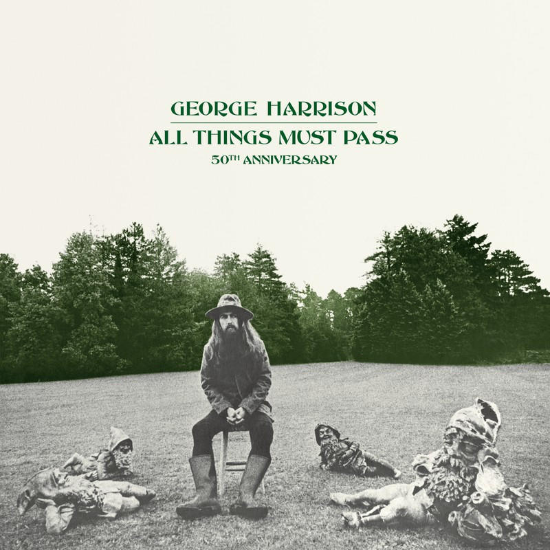 George Harrison 'All Things Must Pass' Albumcover. Er sitzt im Feld mit Figuren im Vordergrund.