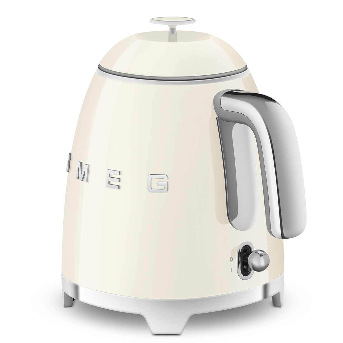 Cremefarbener Smeg-Wasserkocher, silberner Griff und Chromakzente. Auf weißer Fläche.