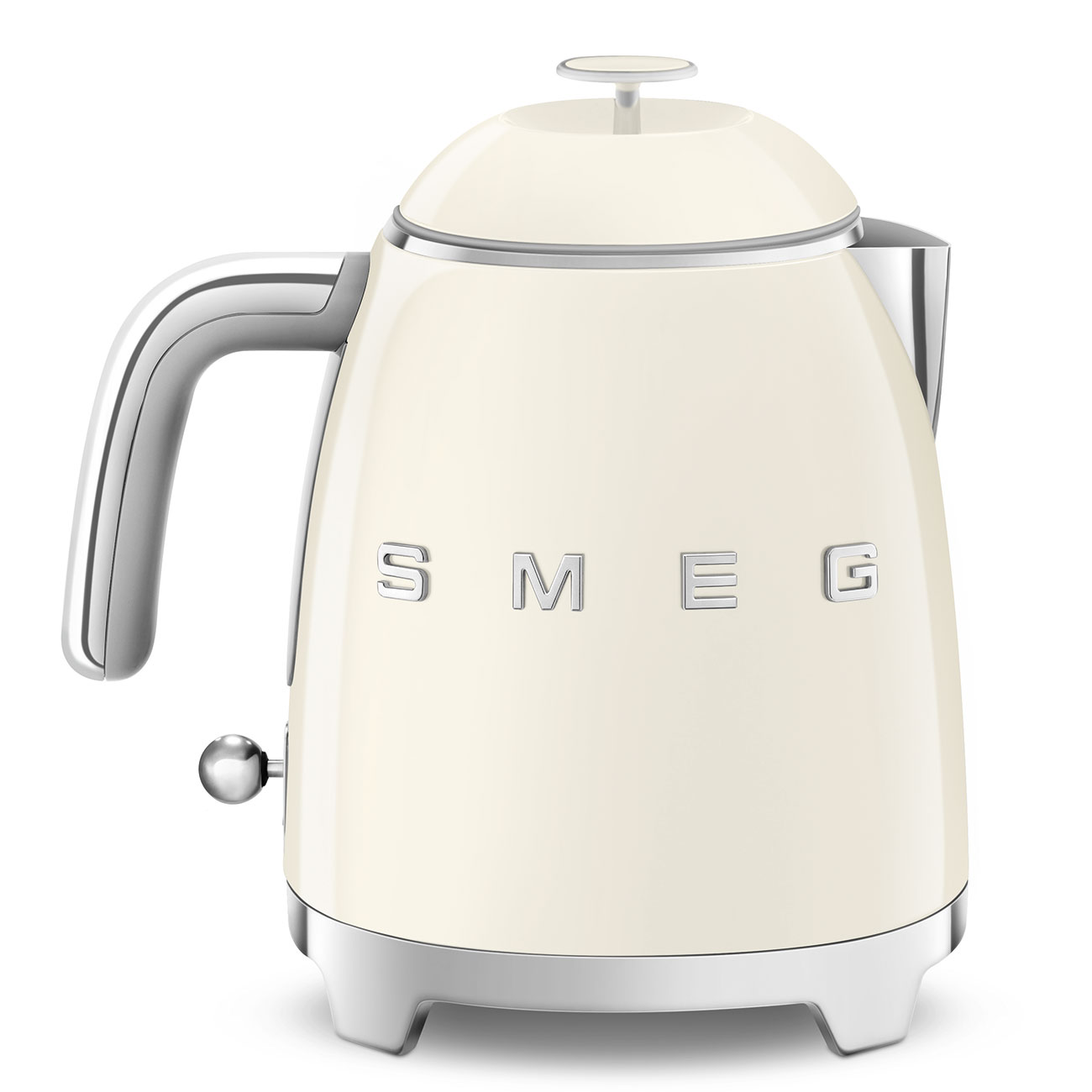 Cremefarbener Wasserkocher mit silbernen Akzenten. Der Wasserkocher hat das Wort SMEG. Weißer Hintergrund.
