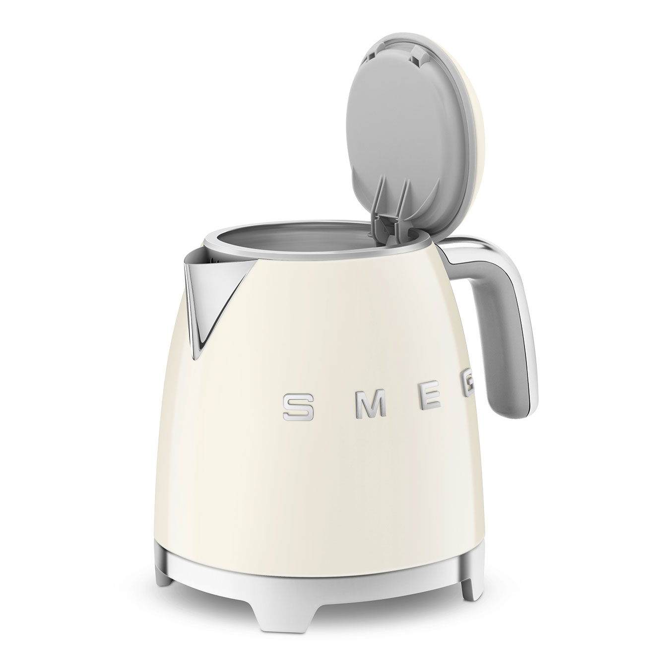 Ein cremefarbener elektrischer Wasserkocher mit offenem Deckel. Marke: SMEG.