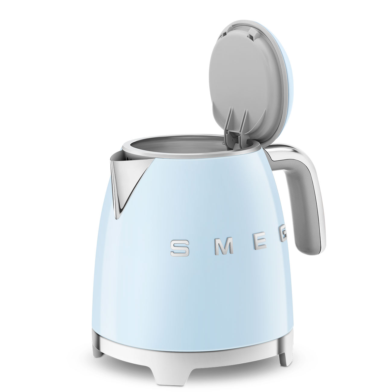 Hellblaue elektrische SMEG-Kanne mit offenem Deckel, Akzente aus Edelstahl, auf weißem Hintergrund.