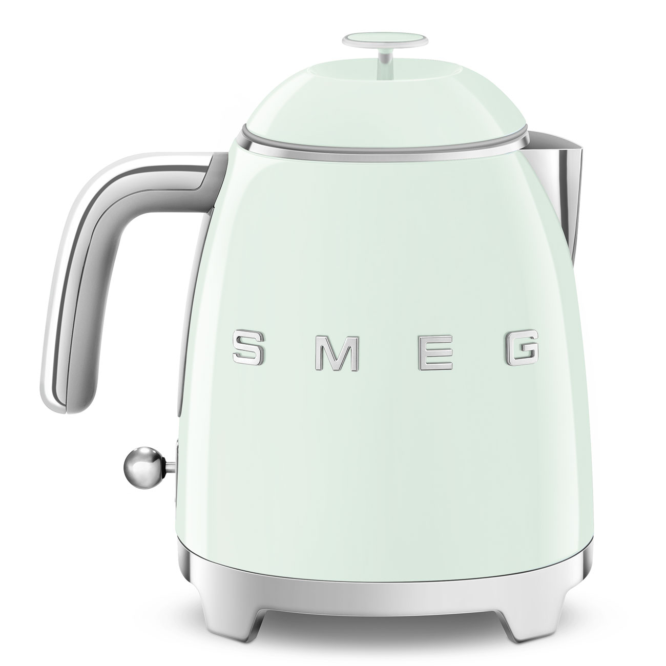 Ein hellgrüner SMEG-Wasserkocher mit Chromgriff, Ausguss und Sockel.