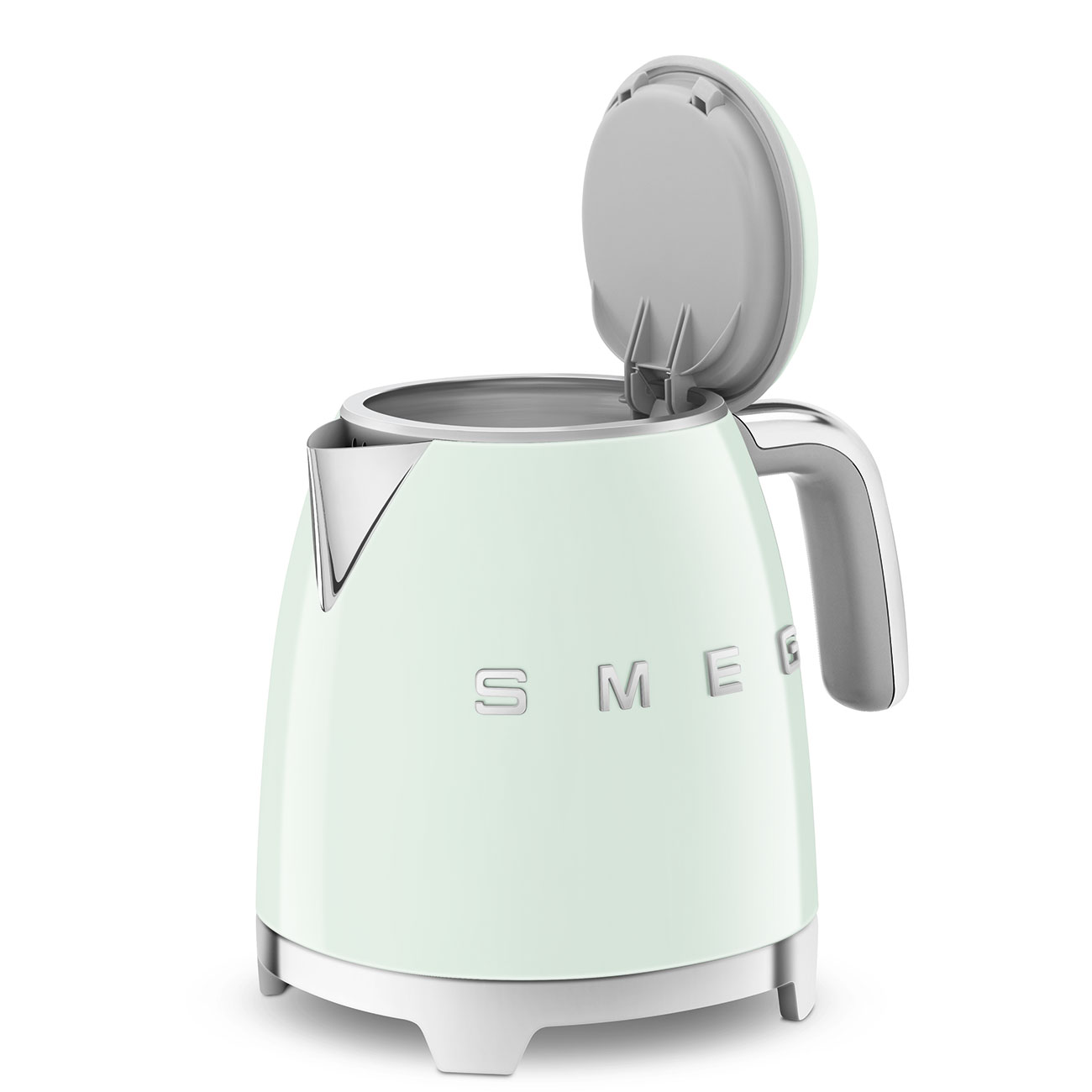 Ein mintgrüner Smeg-Wasserkocher mit offenem Deckel auf weißem Hintergrund.